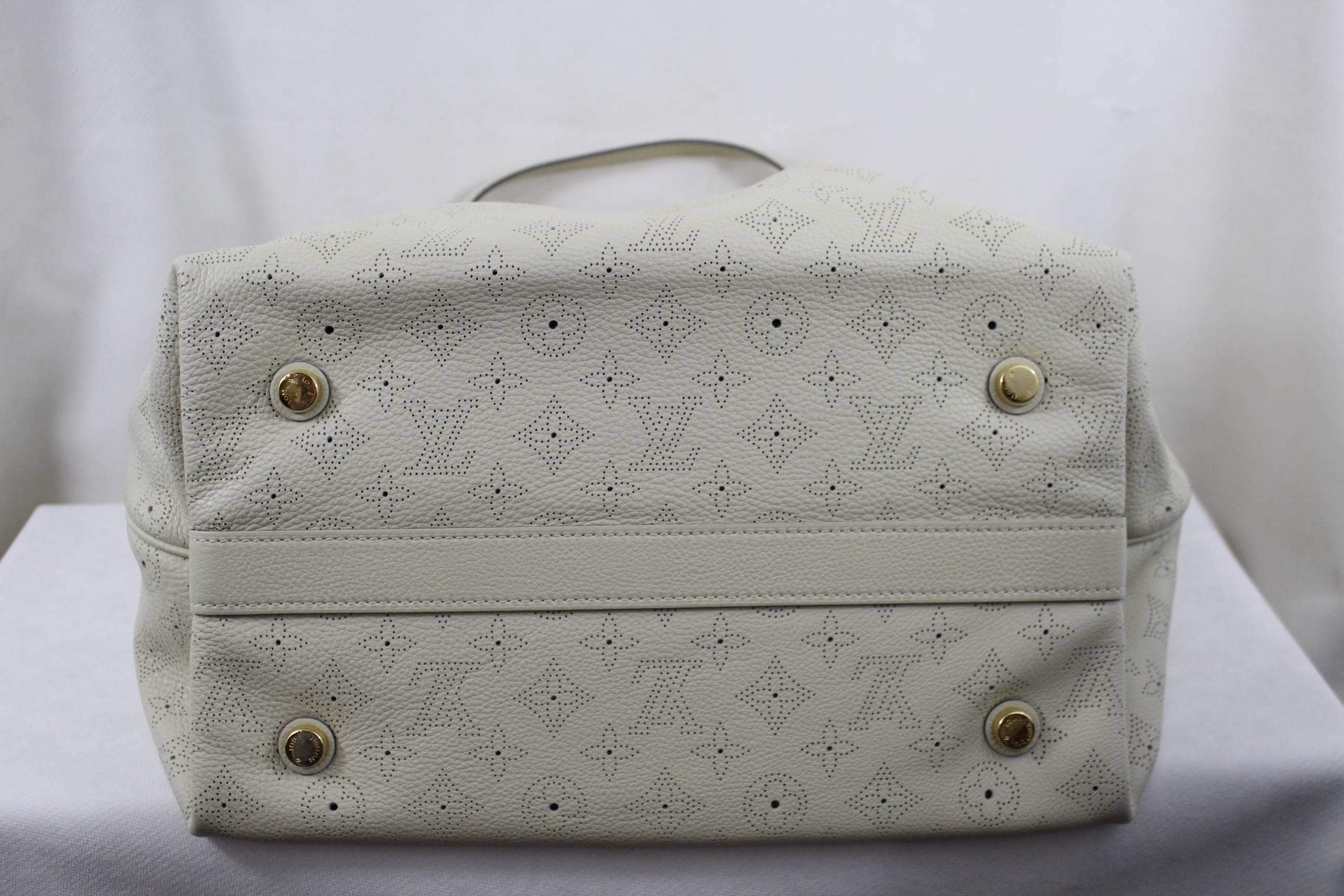 Really nce handbag from Louis Vuitton with Mahina perforated leather

Excelllent condition, just some really slight signs of use in the interioer (almost not perceptible)
Outside: almost 10 over 10

Size 35 X 20 X 24 centimeters