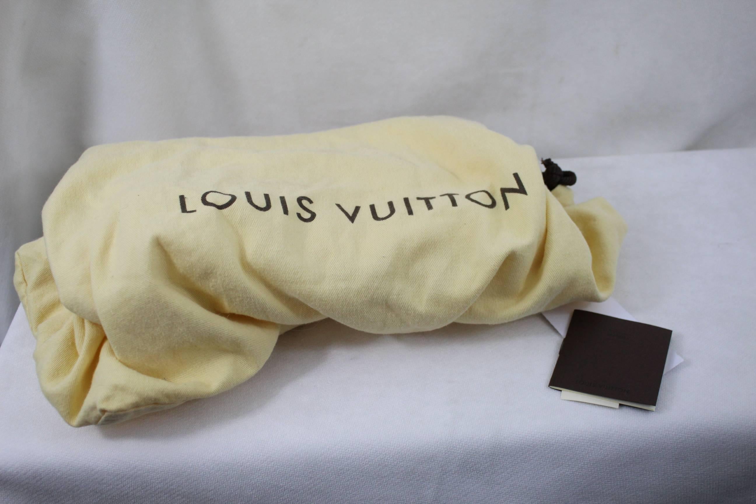 Louis Vuitton Mahina Leather Cirrus MM Bag. Excellent Condition 3
