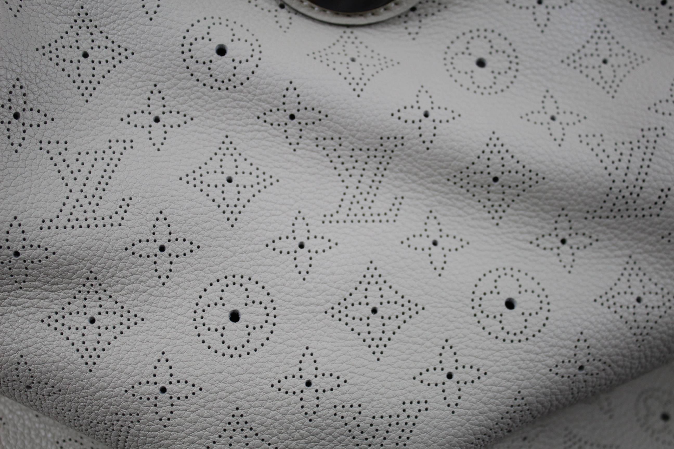 Louis Vuitton Mahina Leather Cirrus MM Bag. Excellent Condition 4
