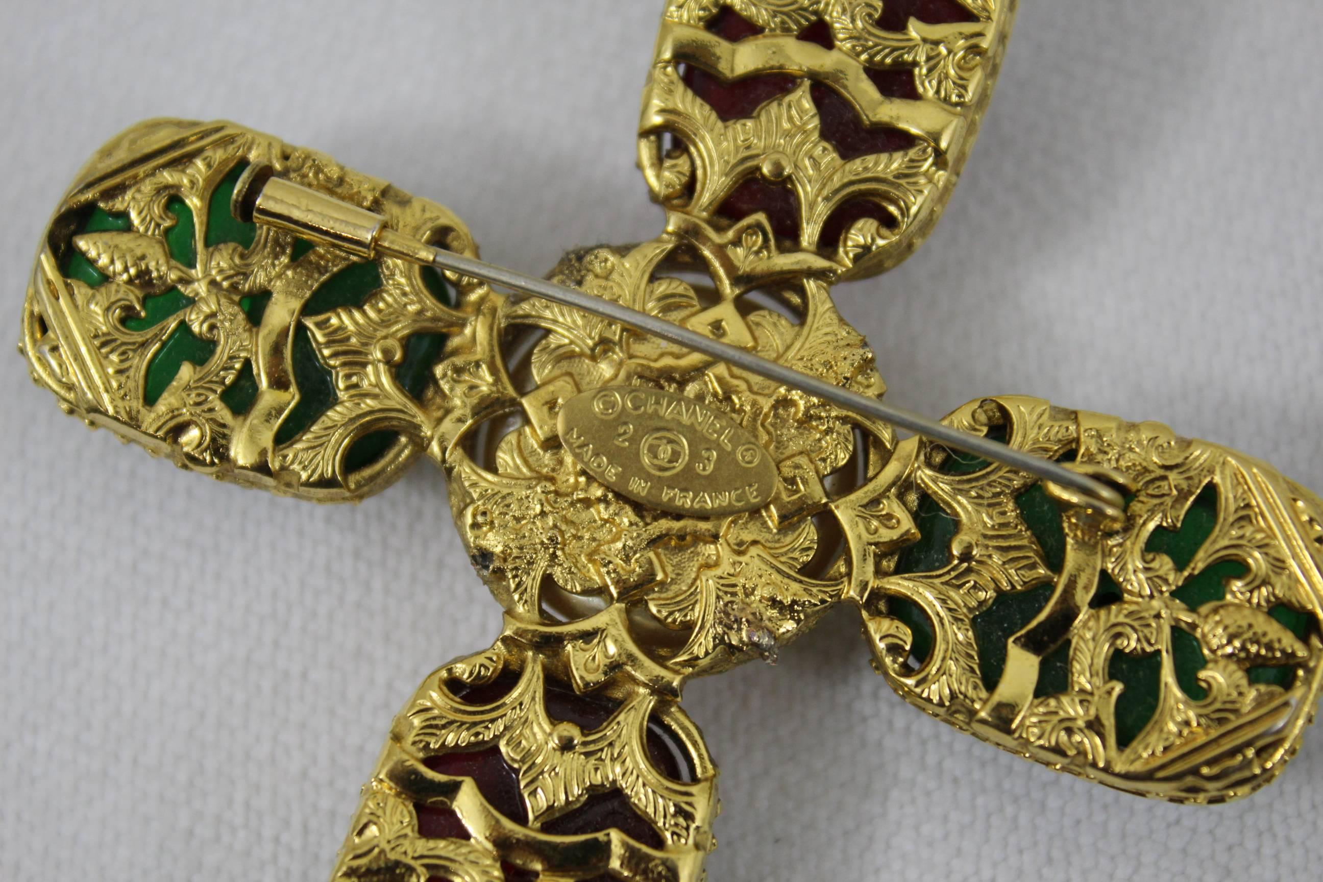 Chanel Gripoix Golden Red and Green Cross Brooch In Good Condition In Paris, FR