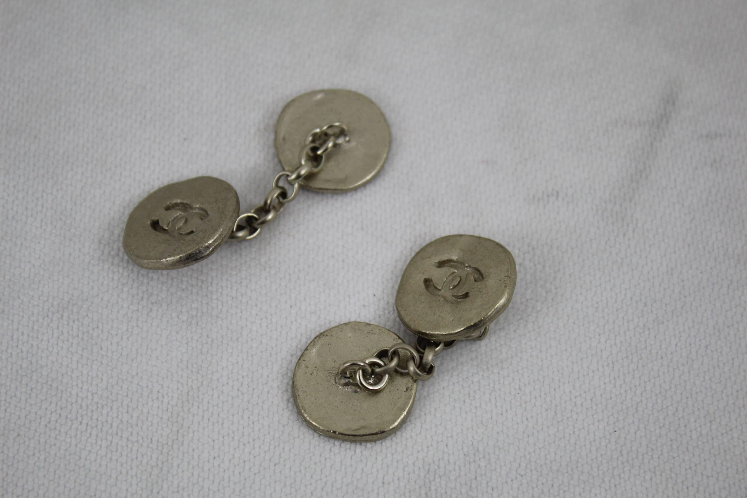 Pair of cufflinks from Chanel coming form an haute Couture Suit.
These are from 1992

long chain for a double cuff.

Good condition.

not signed in the back but 100% authentic Chanel