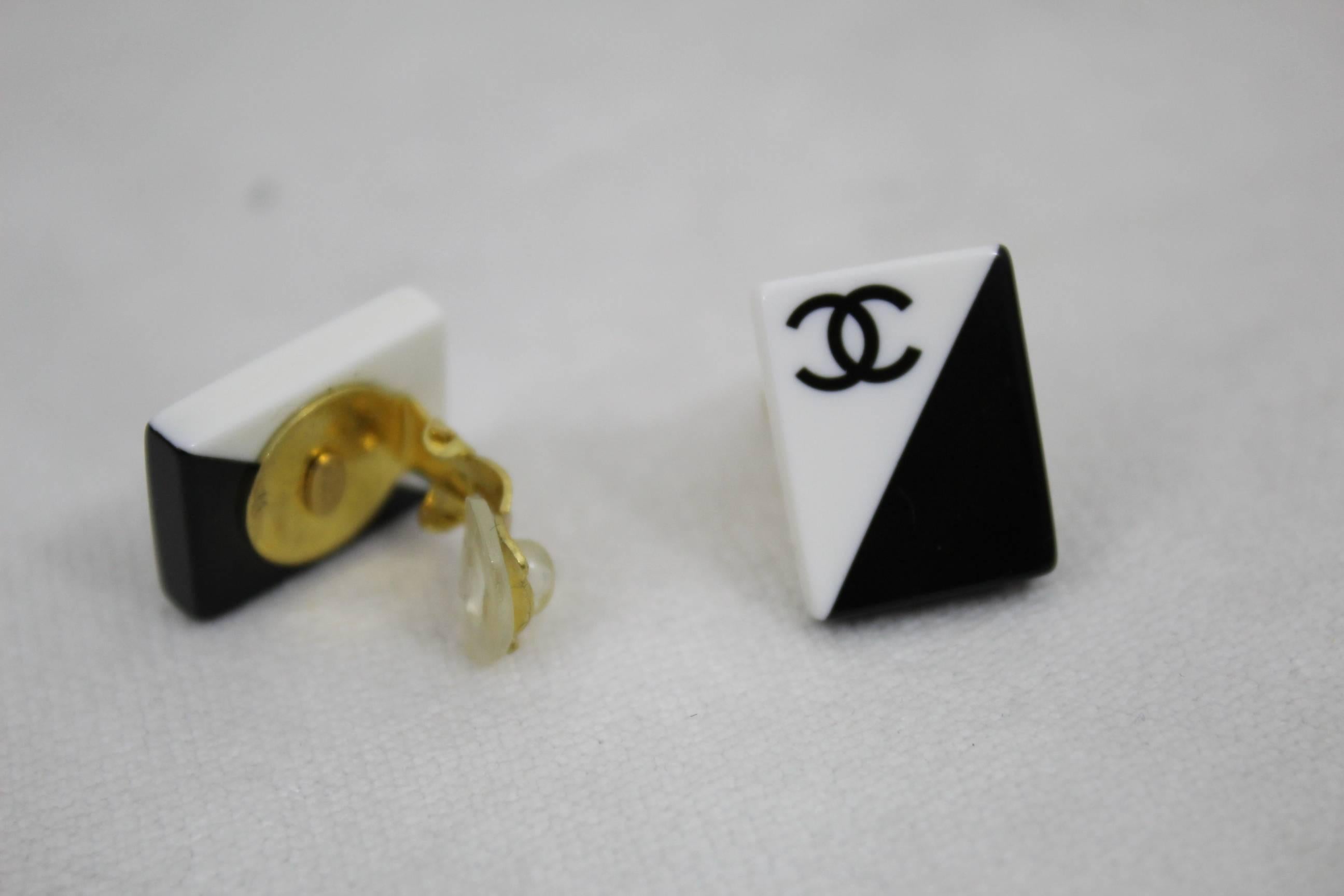 Nice Black and White pair of Chanel earrings. Size 2 cm.

Clip system