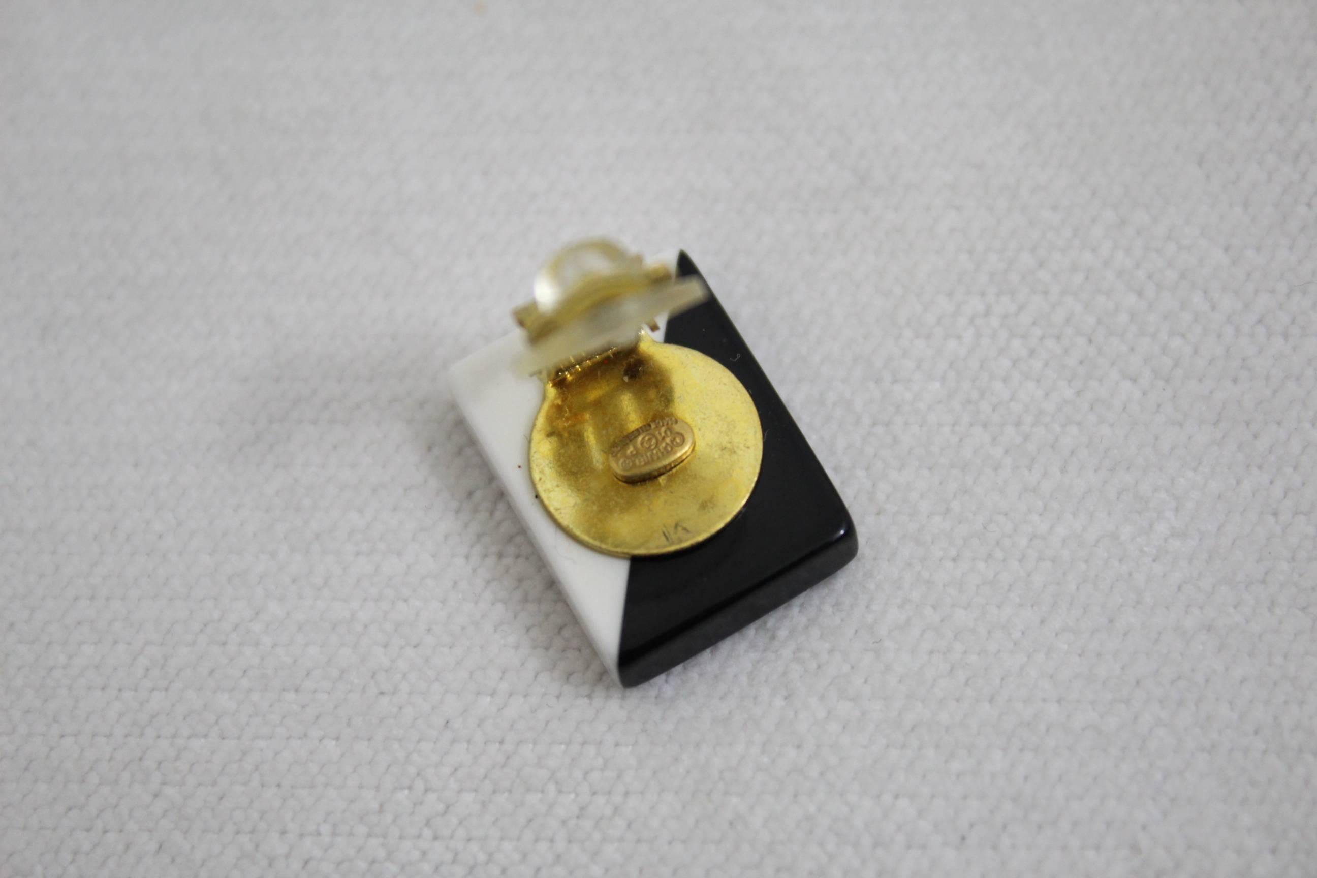 Chanel Bakelite and gold plated metal Earrings In Excellent Condition For Sale In Paris, FR