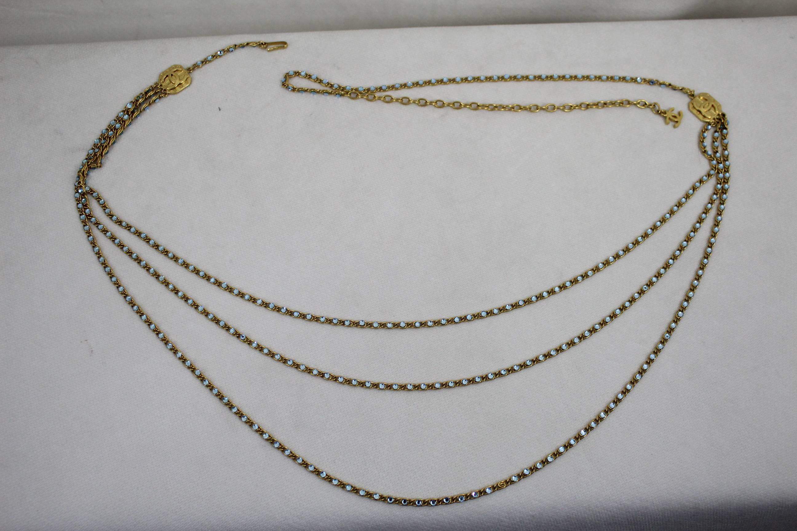 Sophisticated 1997 Chanel Necklace with blue stones and gold plated metal. In Excellent Condition In Paris, FR