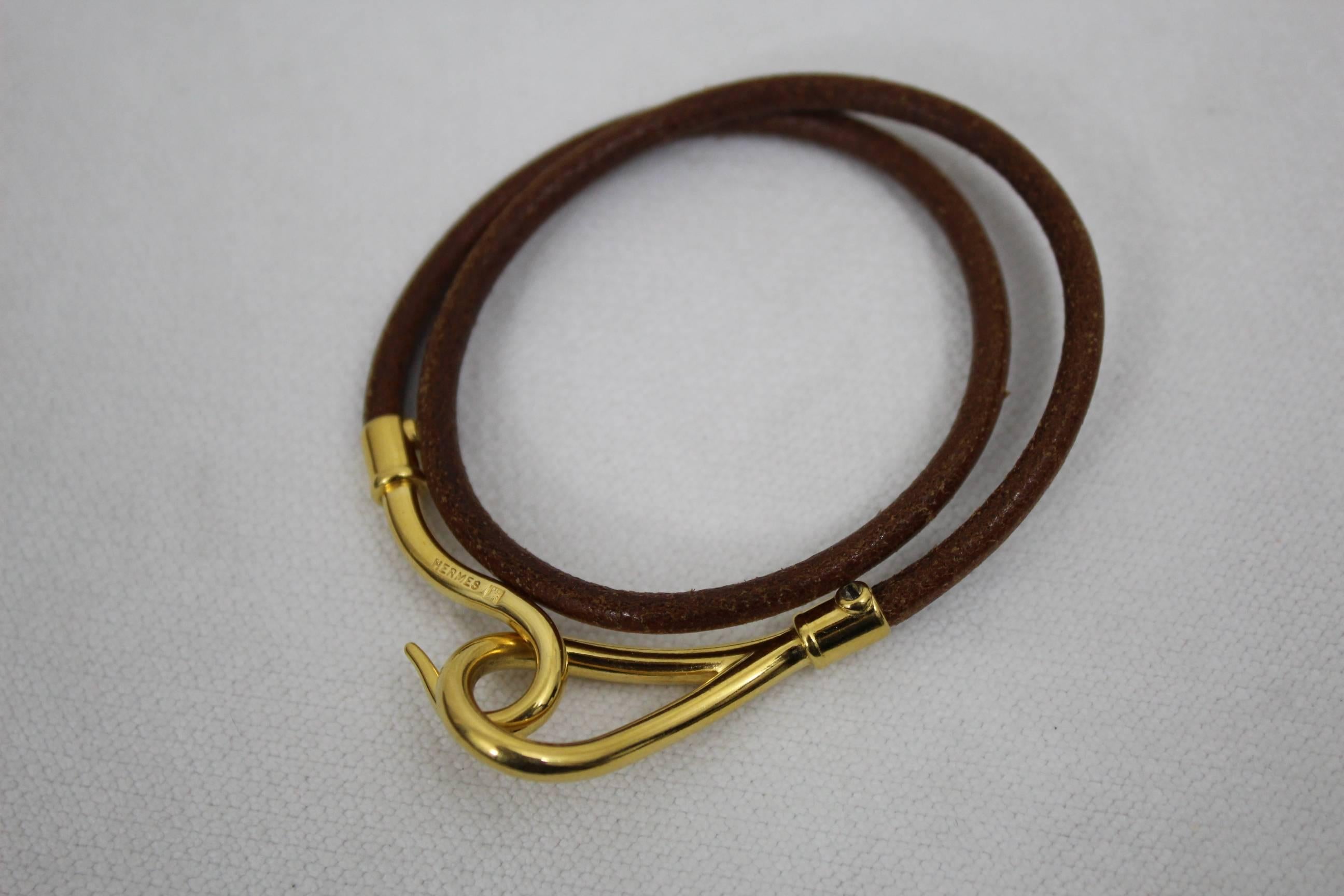 Nice Jumbo Gold Plated bracelet in brown leather.
Lenght 36 cm