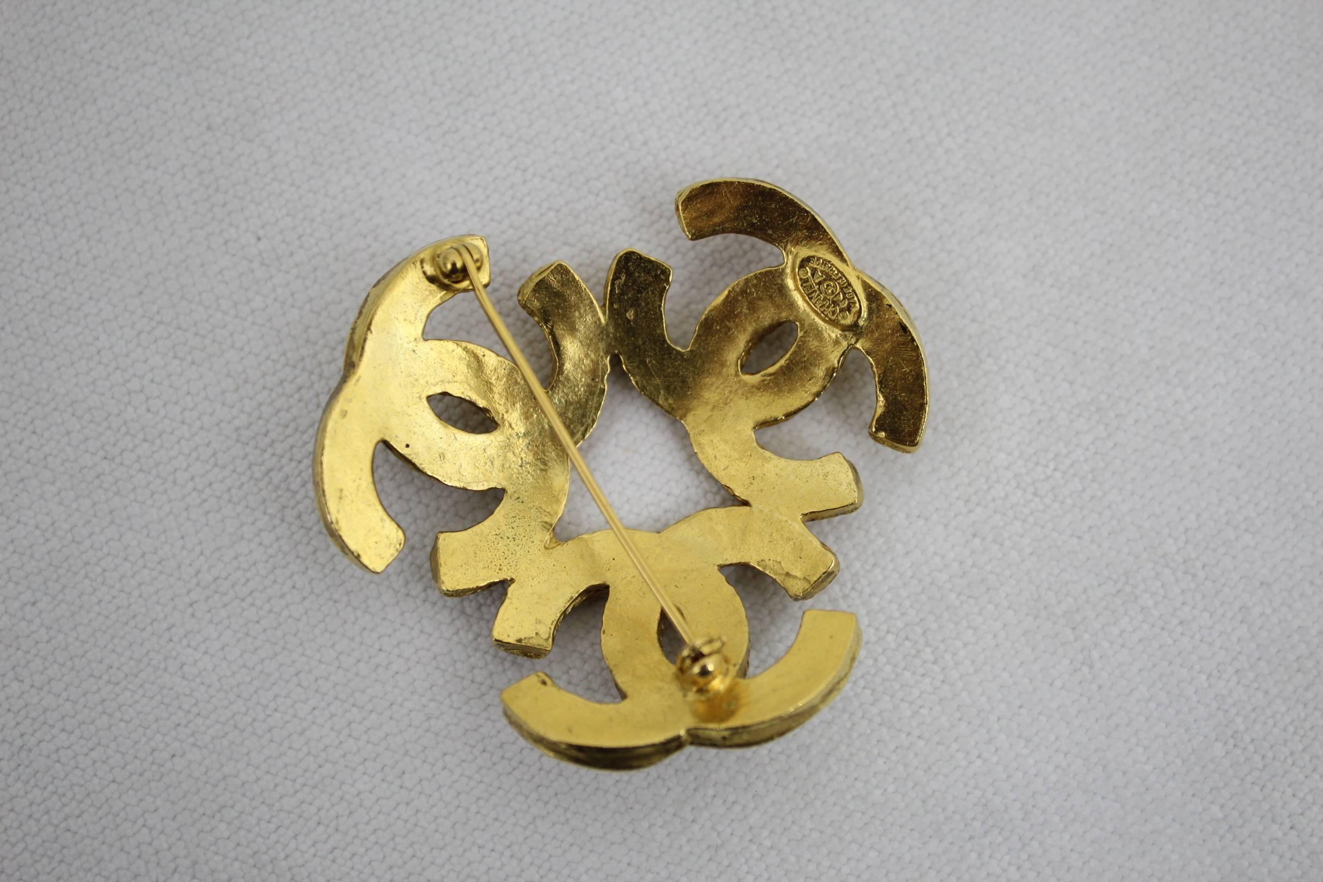 Really nicce and rare Brooche from Chanel in gold plated meatl.

really good condition

From the 90's

Size 5 cm