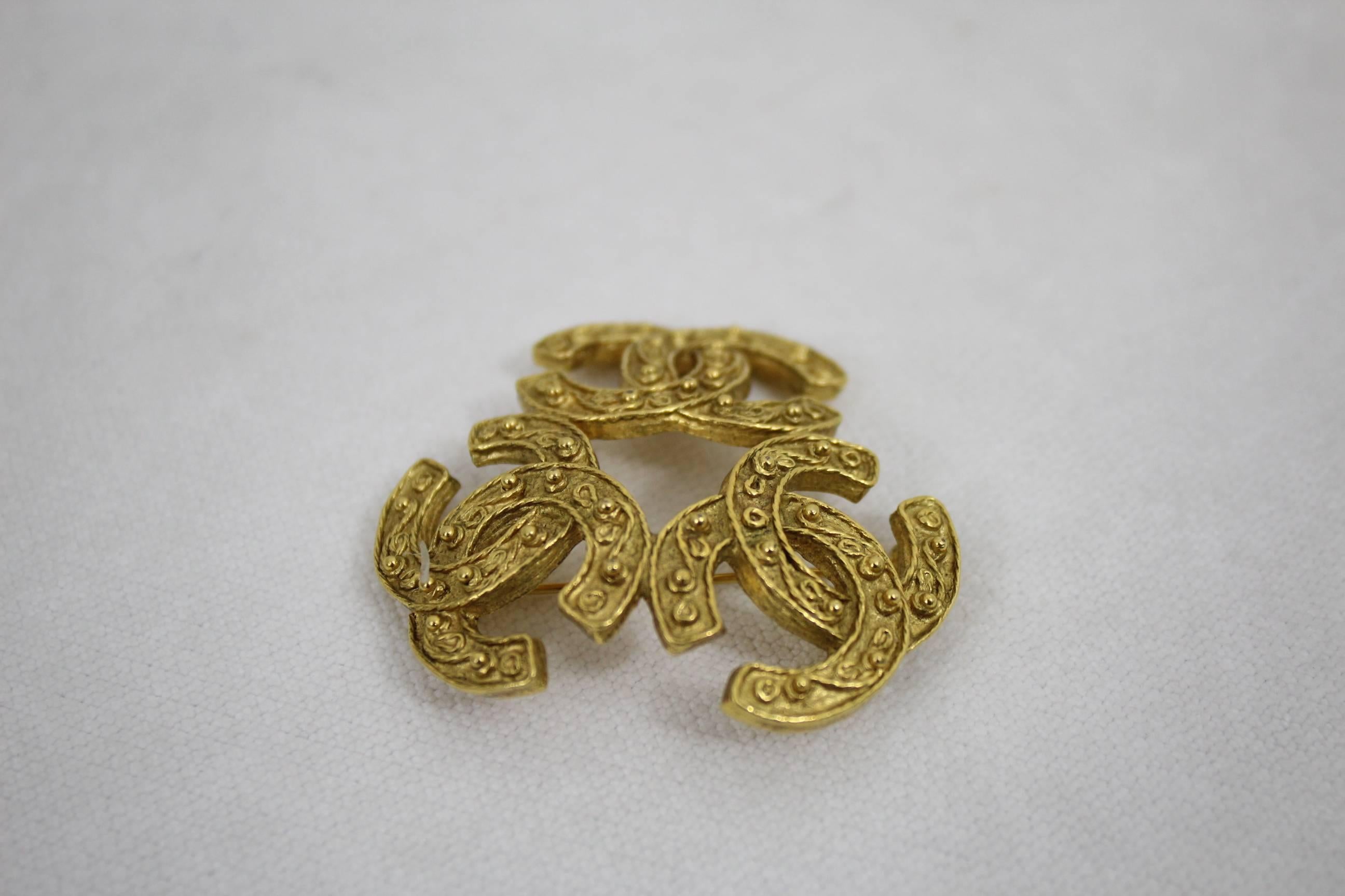 Vintage Chanel triple C Vintage Brooch in Gold Plated Metal In Excellent Condition For Sale In Paris, FR