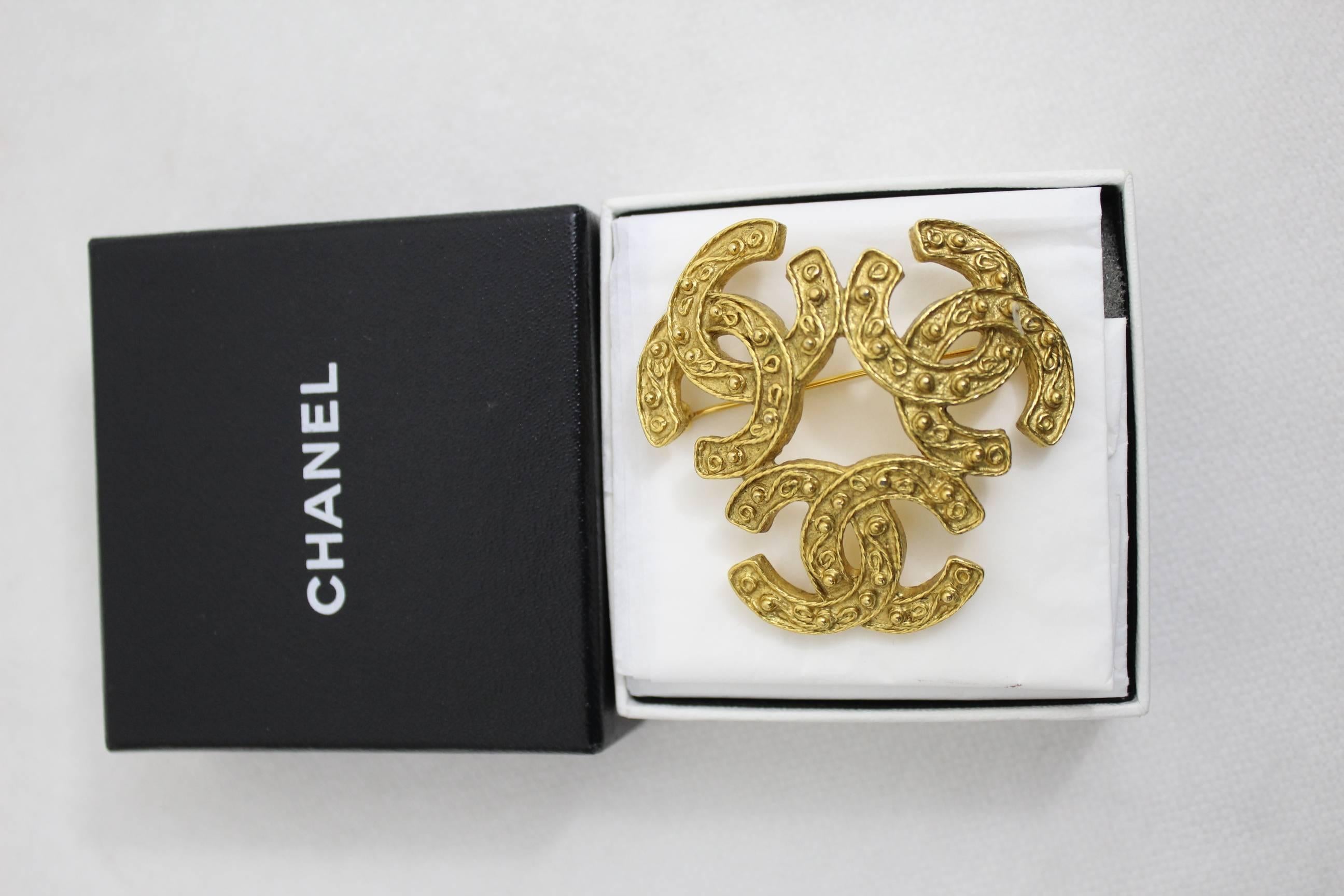 Women's or Men's Vintage Chanel triple C Vintage Brooch in Gold Plated Metal For Sale