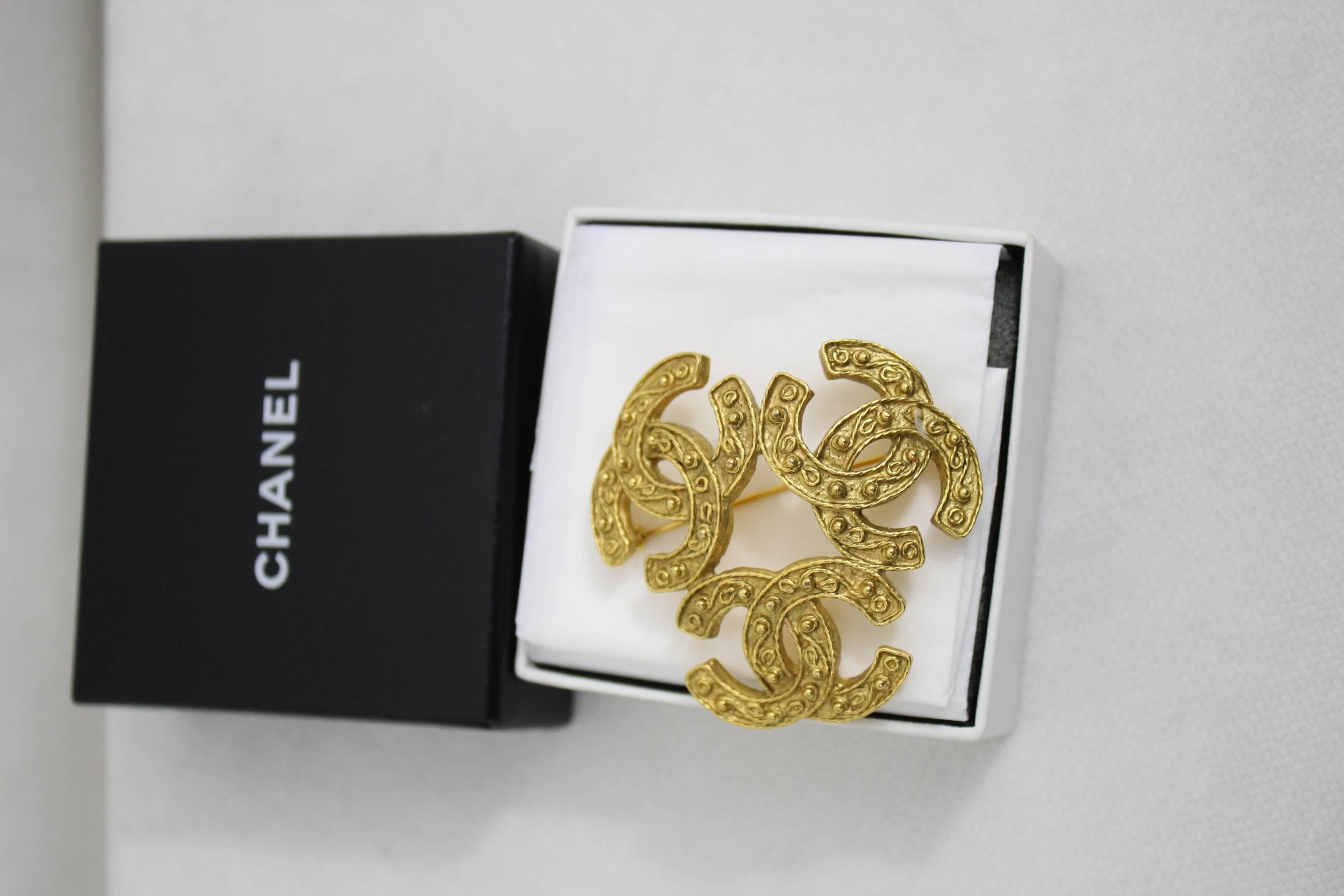 Vintage Chanel triple C Vintage Brooch in Gold Plated Metal For Sale 1