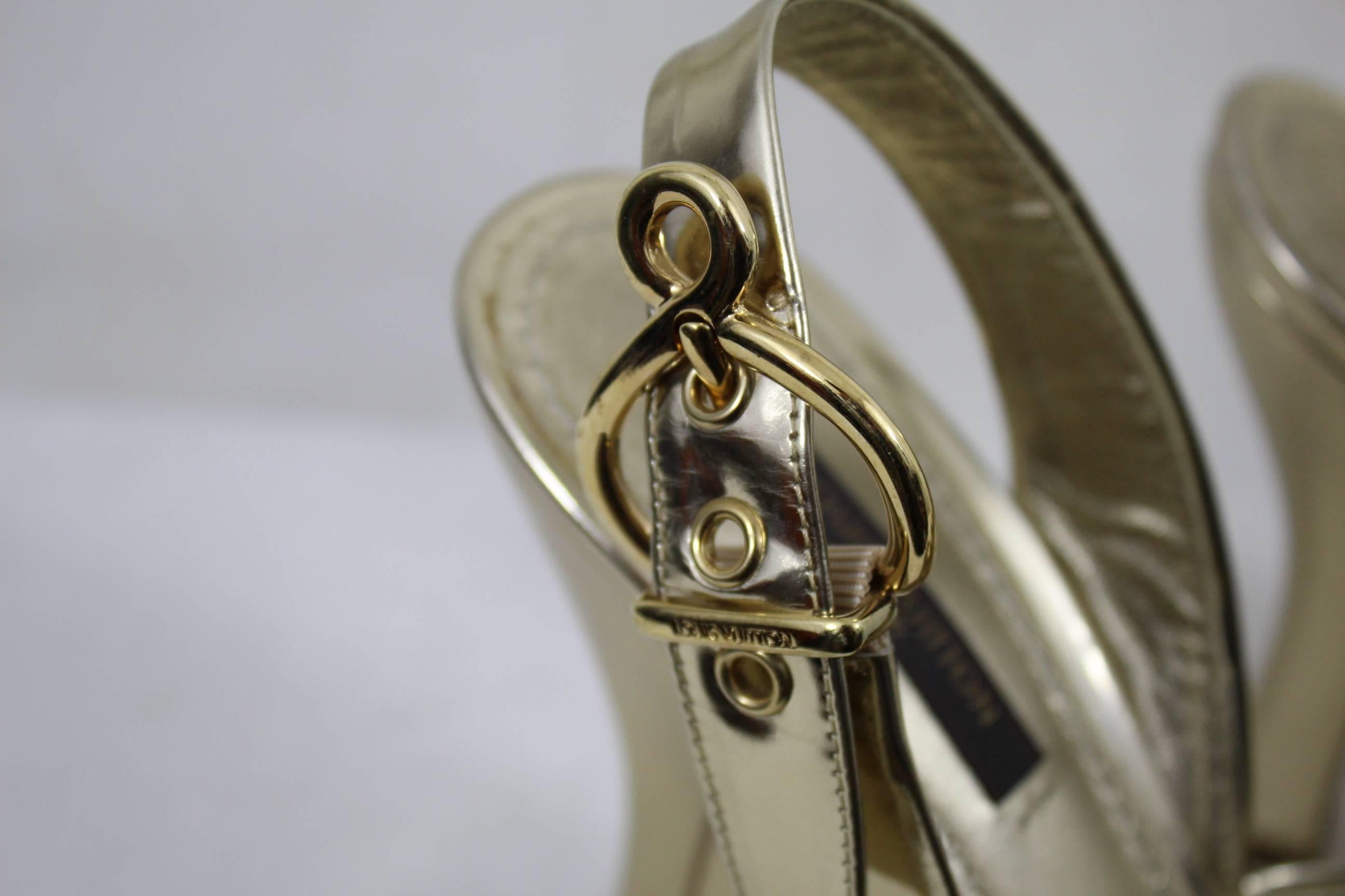 Amazing shoes from louis Vuitton in golden patented leather and golden buckle.

Good condition however they present some sgns of wear (please see photos)

Really nice and stunning for an special event

