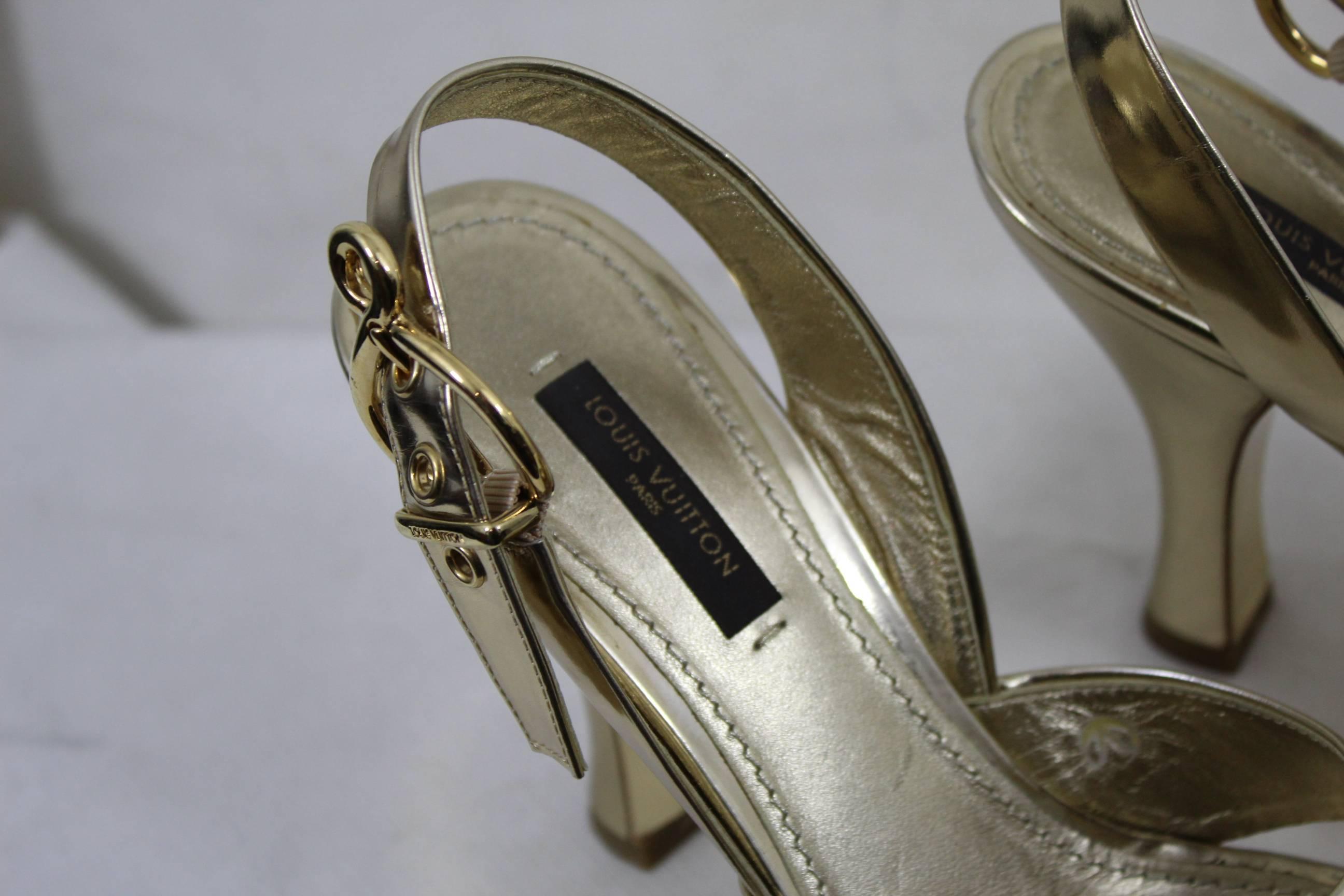 Amazing Golden patented Leather Louis Vuitton Shoes. Size 35 1/2 (US 4.5) In Good Condition In Paris, FR