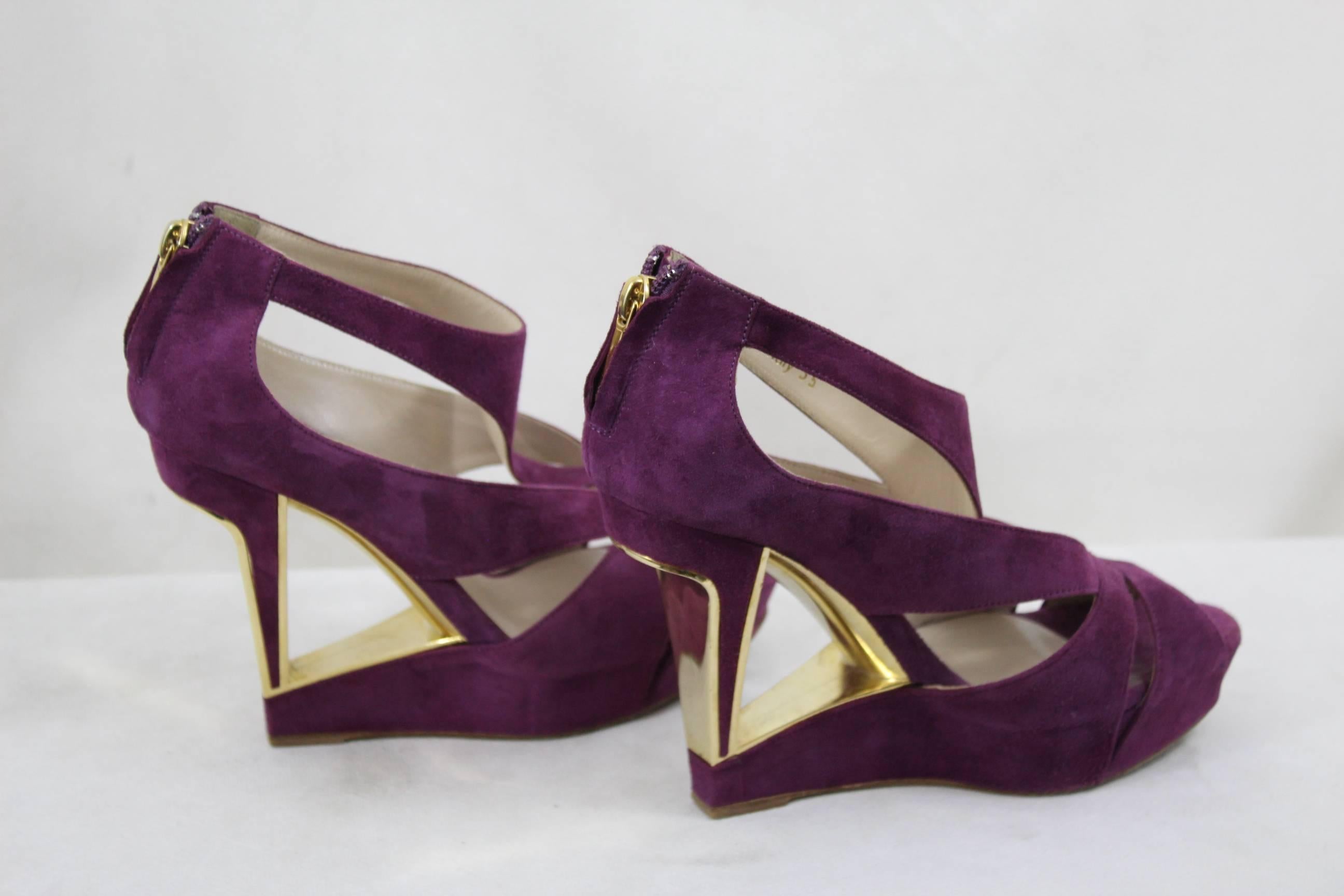 Awesome Chriistian Dior in purple suede and architectural heel. Closing with zip in the back.

Good condition however they have been used.
Size 35