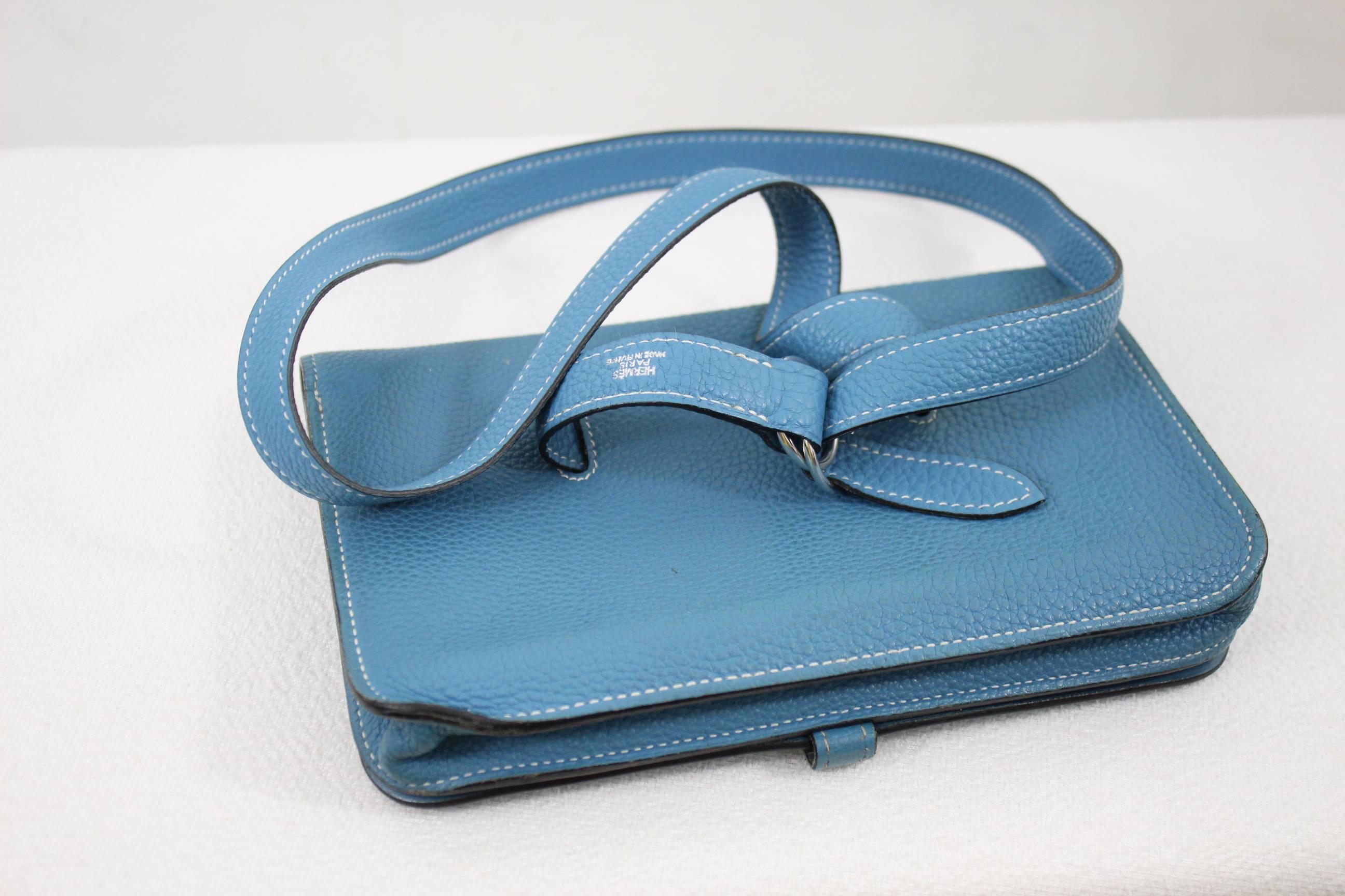 Really nice and hard to find  Hermes Dogon Belt Bag in blue grained leather.

With bealt to carry it as a belt bag.

Good condityion howenever it presents some signs of use.

Marked "S" inside

Size 7,5 x5 inches