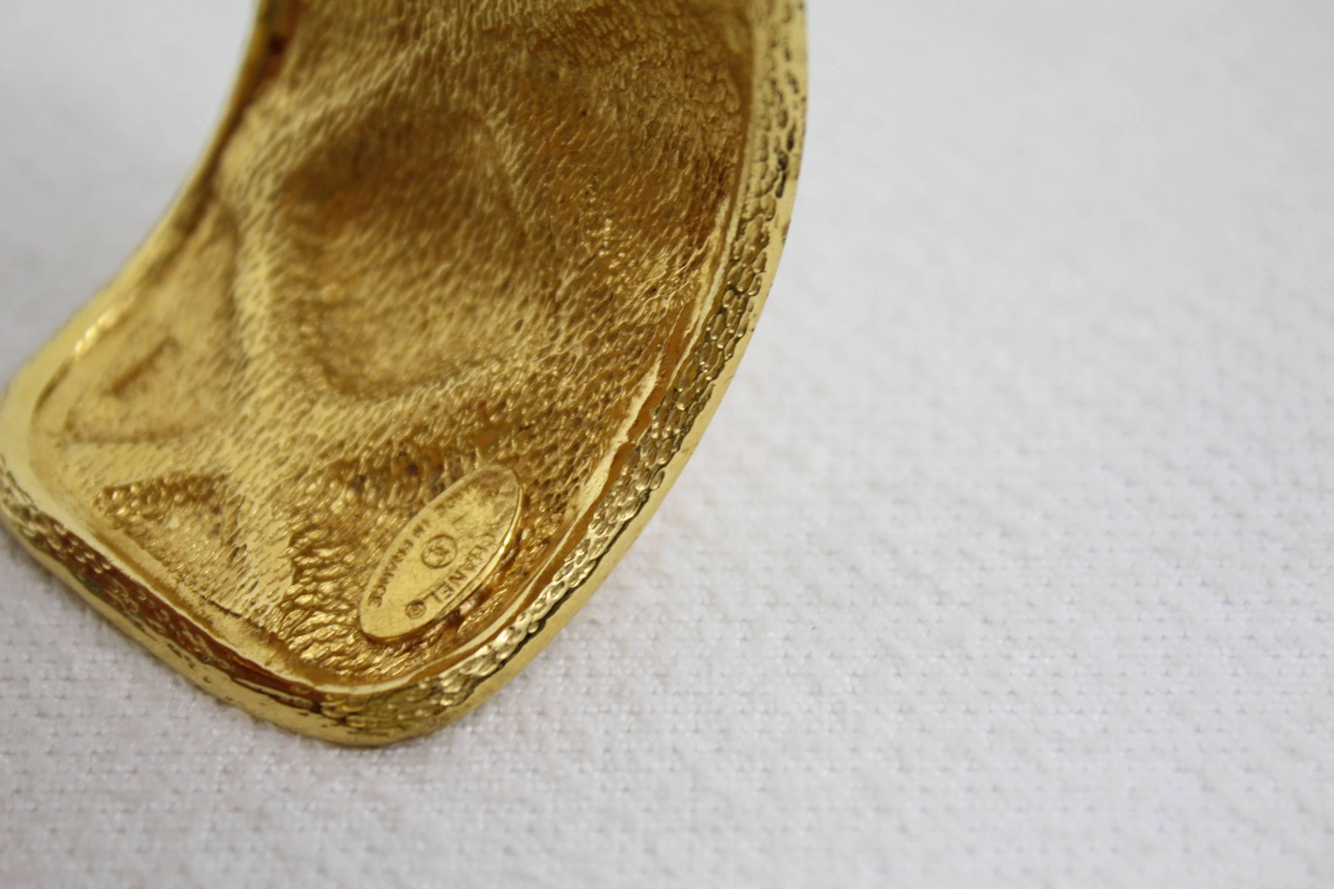 Chanel Vintage Quilted Cuff in Gold Plated Metal In Good Condition For Sale In Paris, FR