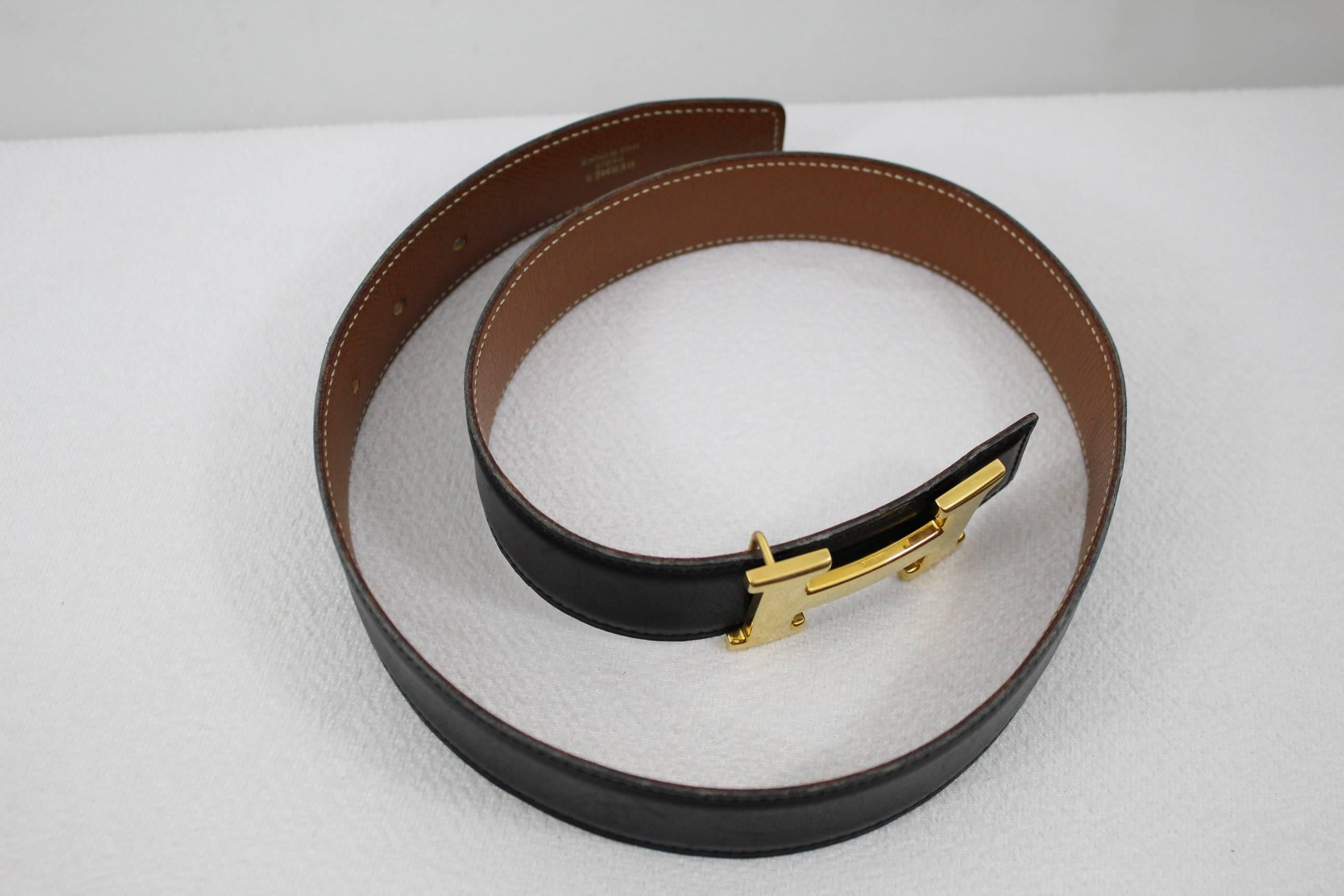 Hermes iconic belt in gold plated metal and gold/ black leather.

nice condition but some signs of wear, small scratches in the buckle (can be polished at hermes) and some signs of use in the leather.

Size 27 (68 centimeters)