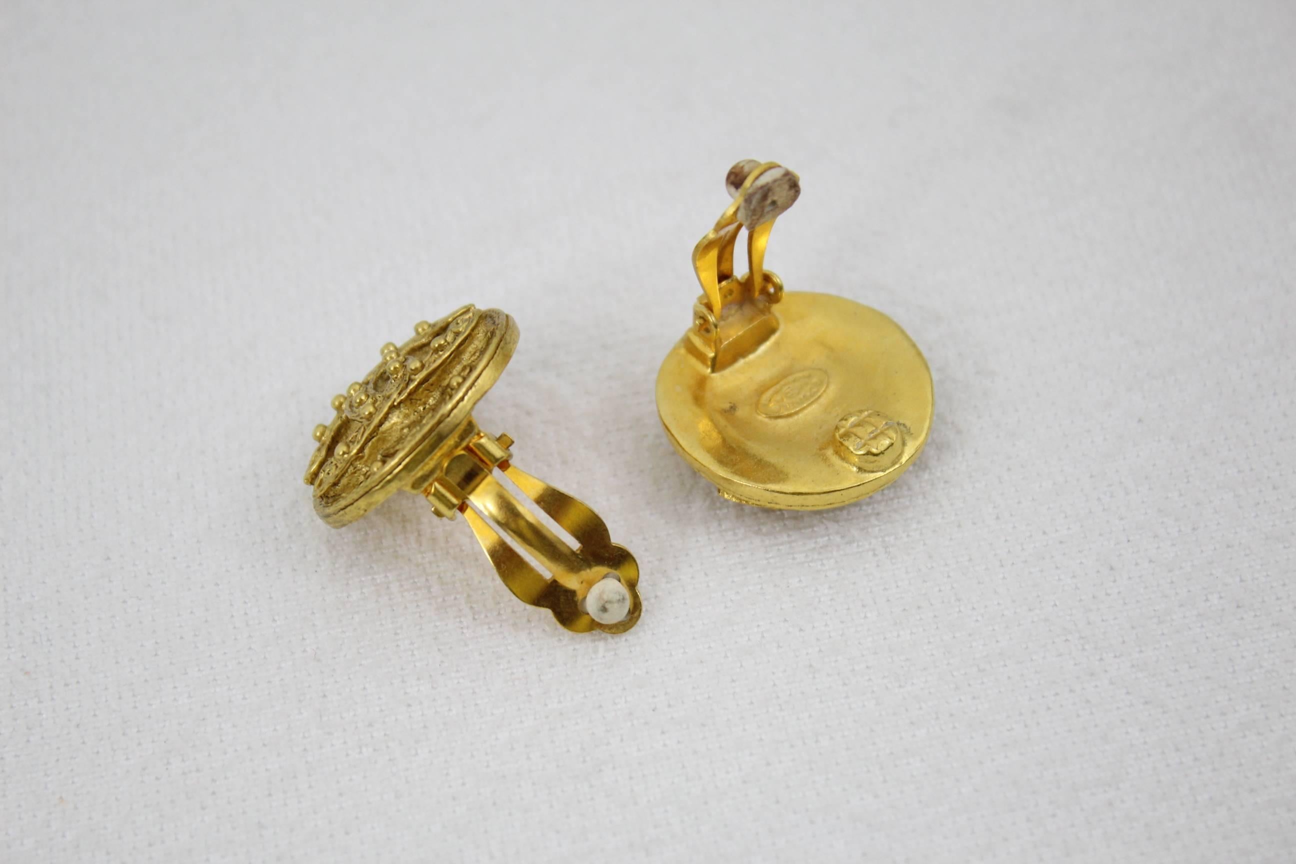 Chanel Vintage Double C earring in gold Plated Metal In Good Condition For Sale In Paris, FR