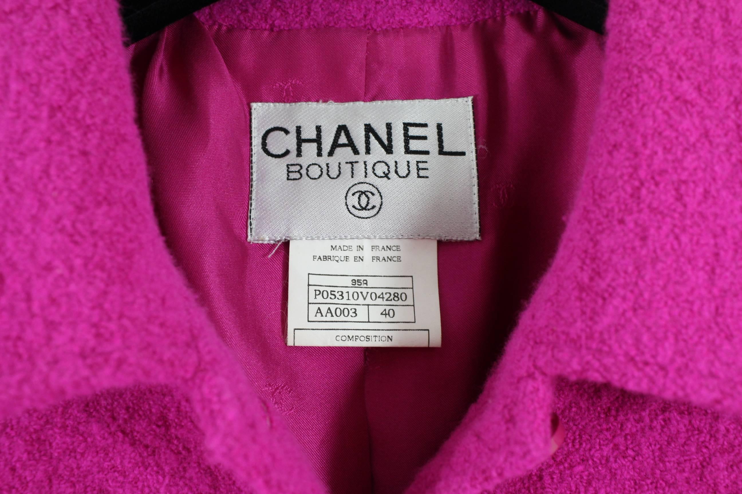 Women's or Men's Chanel 1995 Pink Wool Jacket with Golden buttons. Size FR 40