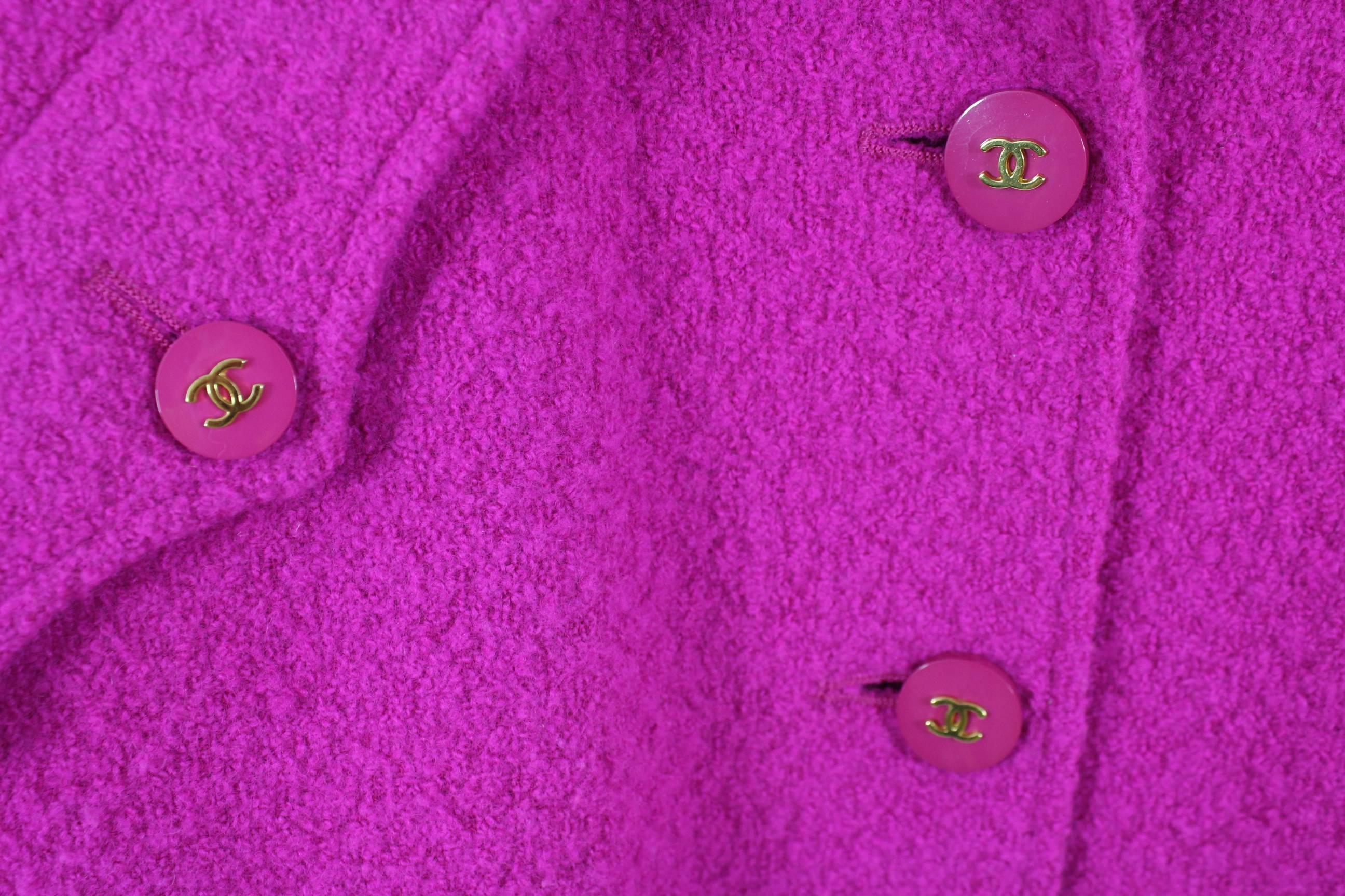 Chanel 1995 Pink Wool Jacket with Golden buttons. Size FR 40 2