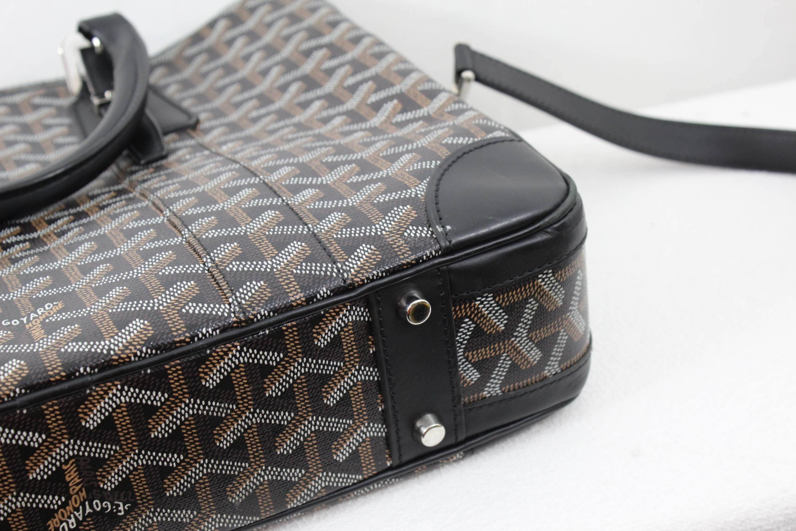 Awesome Ambassade Goyard Birefcas en black monogram canvas and black leather.

Good condition, som sign of use in the corners and in the linen but quite light.

Sold with shoulder strap

Size 11 x 14 inches