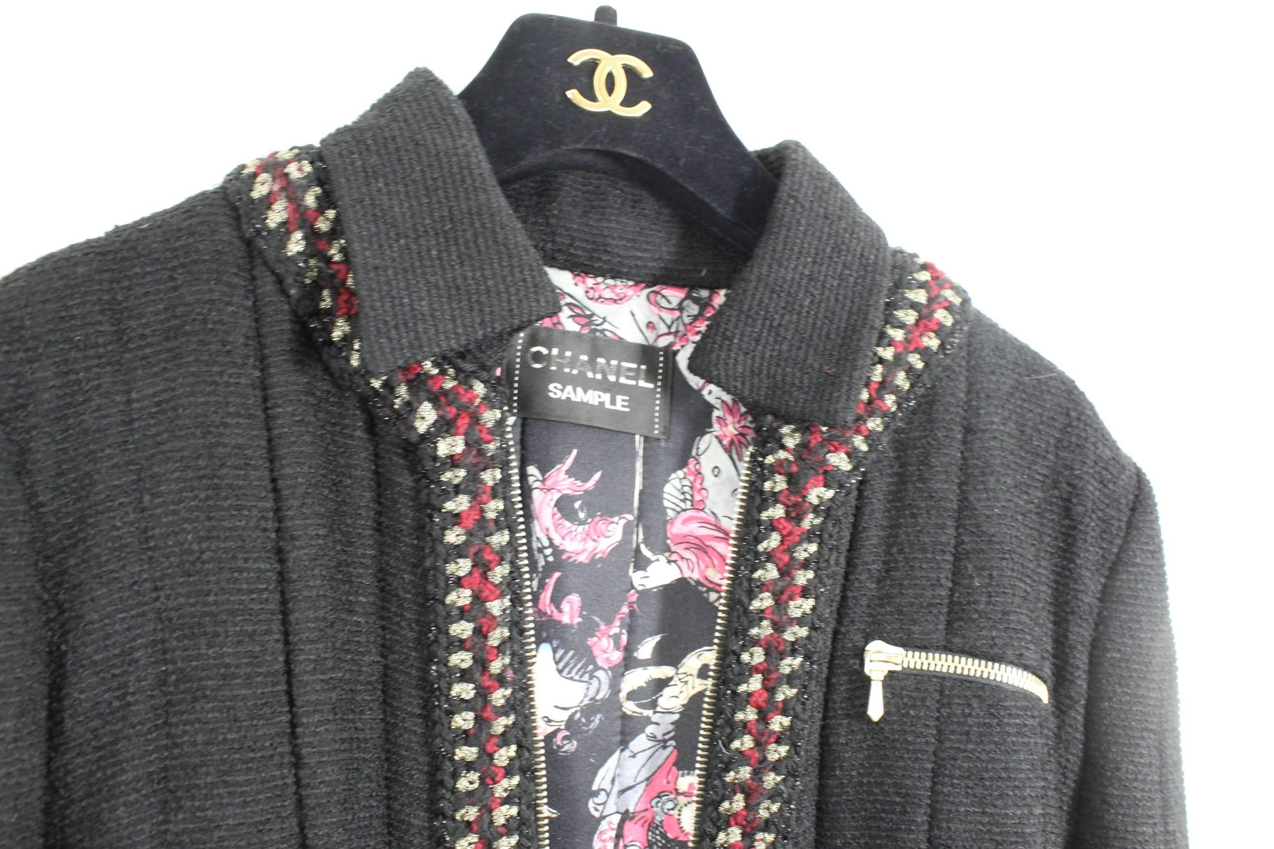 Unique coat from the Chanel collection paris Shanghai collection.

It is made in wool with a zipper and a lining with chinese figures.

good condition, the coat has been work, no major damage.

Size FR 36