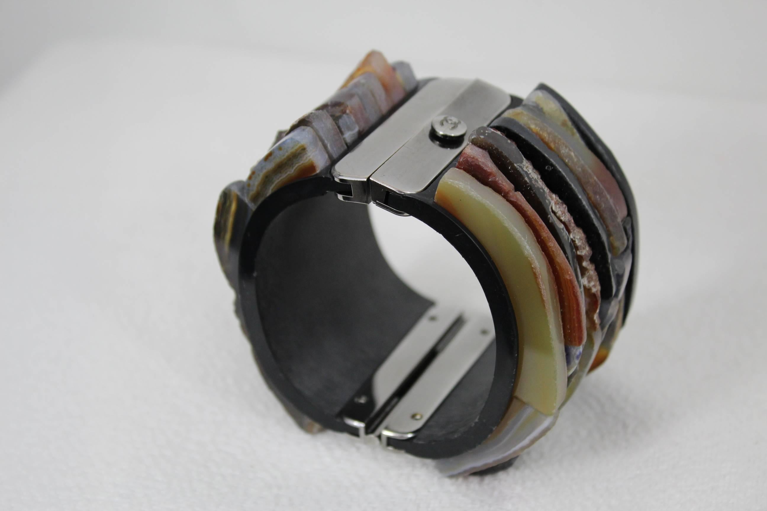 Chanel 2010 Stone Cuff and Black steel. Seen on runway In Good Condition For Sale In Paris, FR