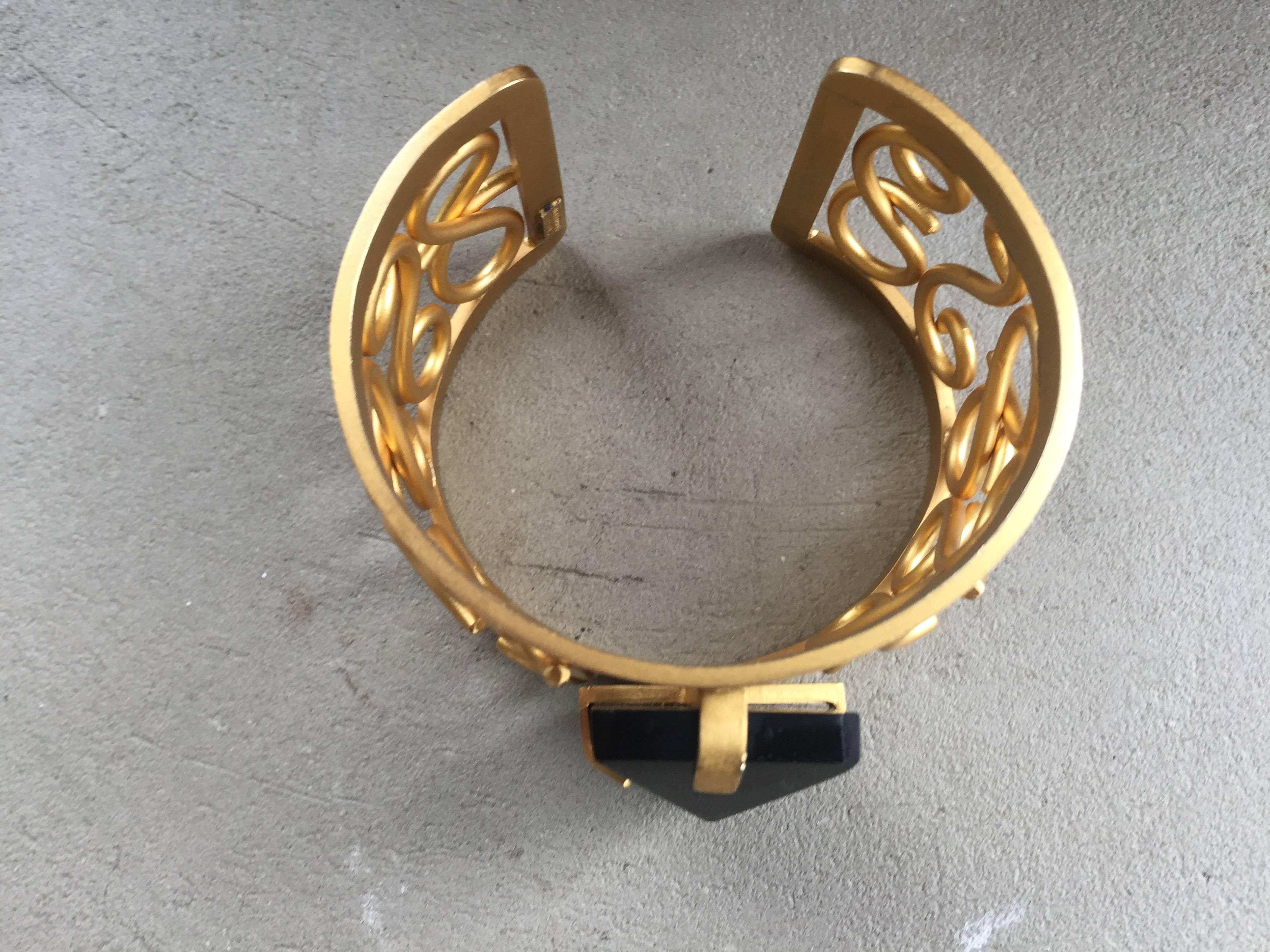 Really Nice Nina Ricci Gold Plated Cuff with central stone In Good Condition For Sale In Paris, FR