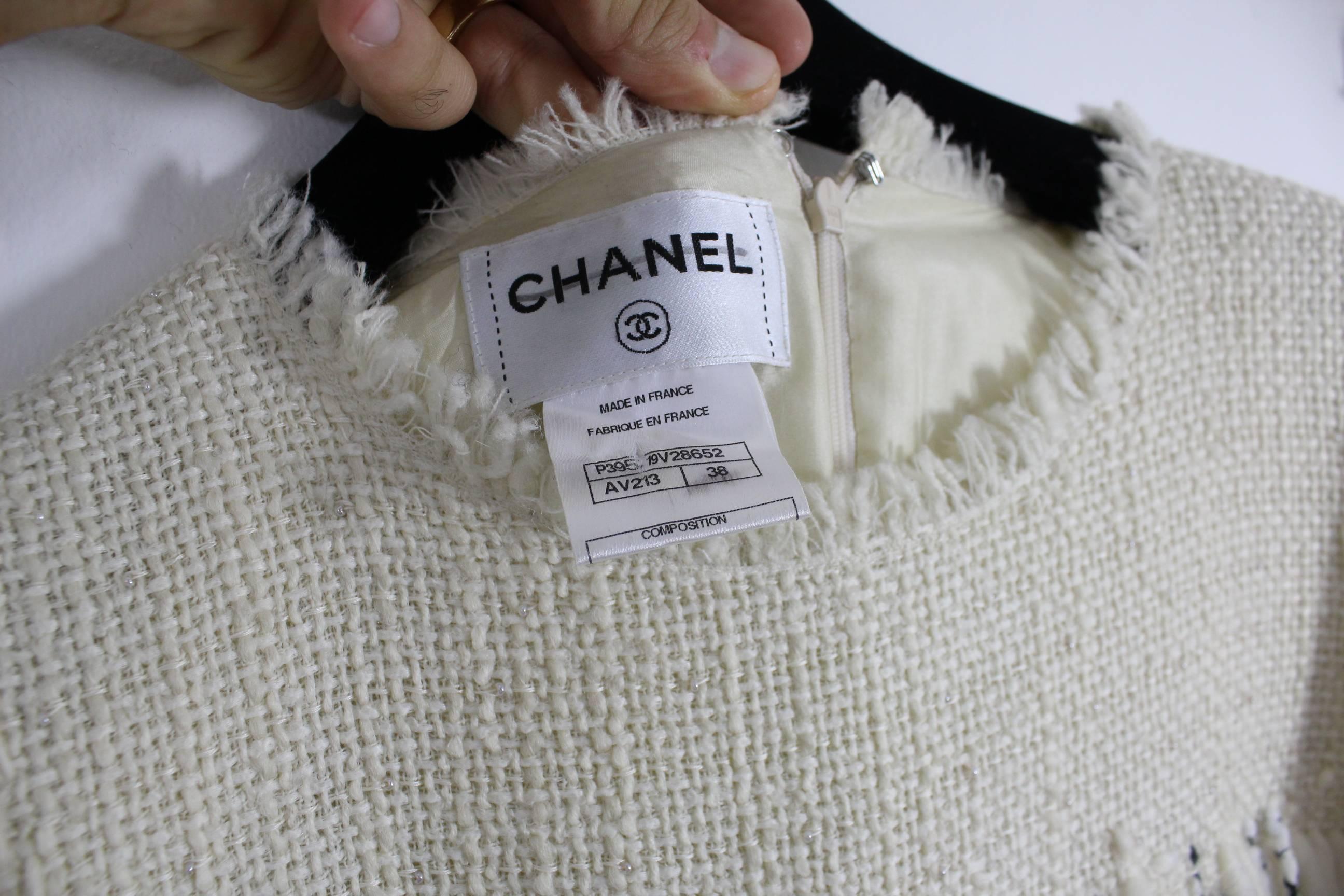 really ncie Winter dress from chanel in white wool and fringes.

Fabric is amazing with some beads in the fabric (see zoom photo)

Size french 38