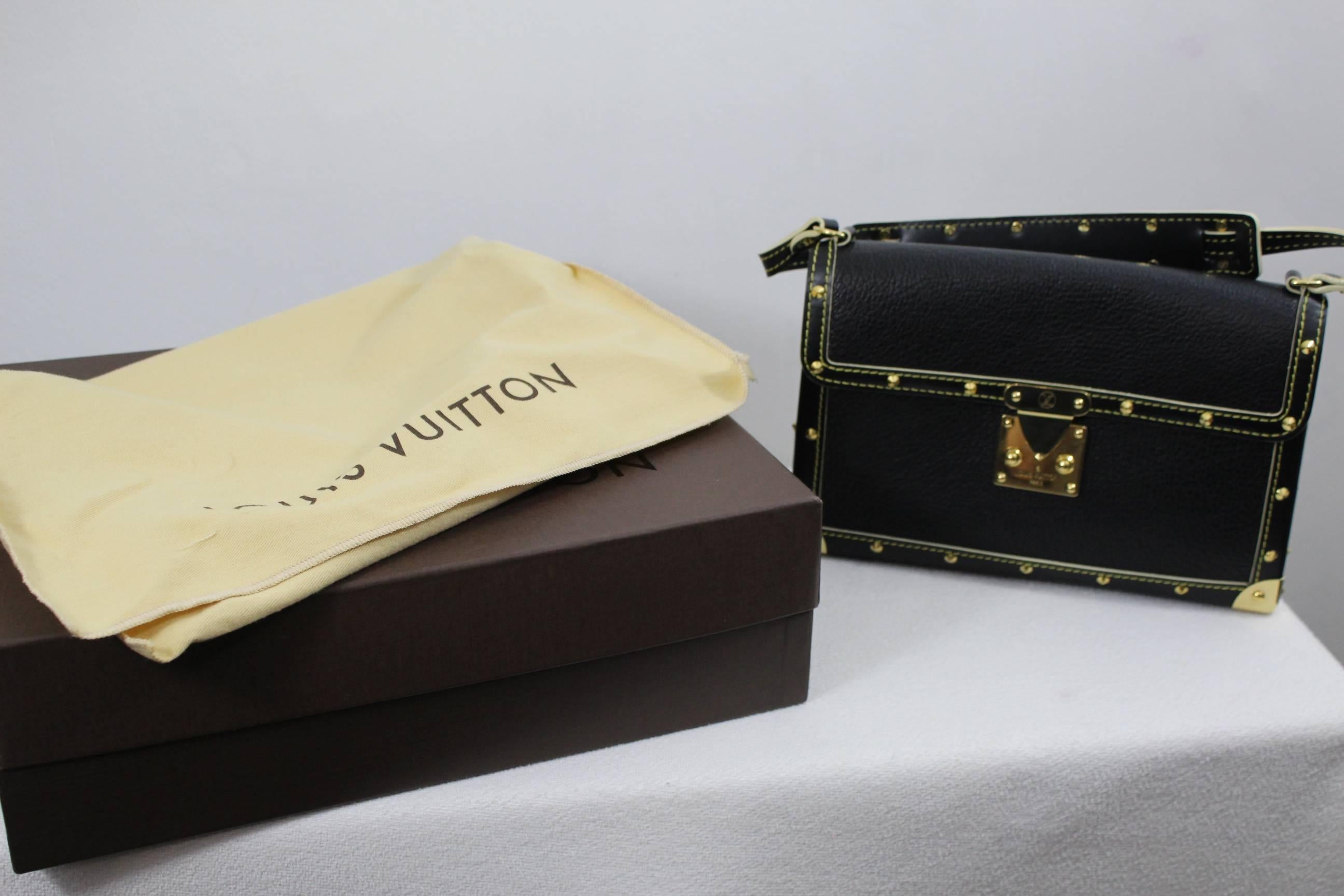 Awesome Louis Vuitton bag limited edition in 2006 in grained leather and golden hardware.

Really good condtion just some small signs of wear.

Sold with box and dust bag

Size: 8,5 x5,7 inches