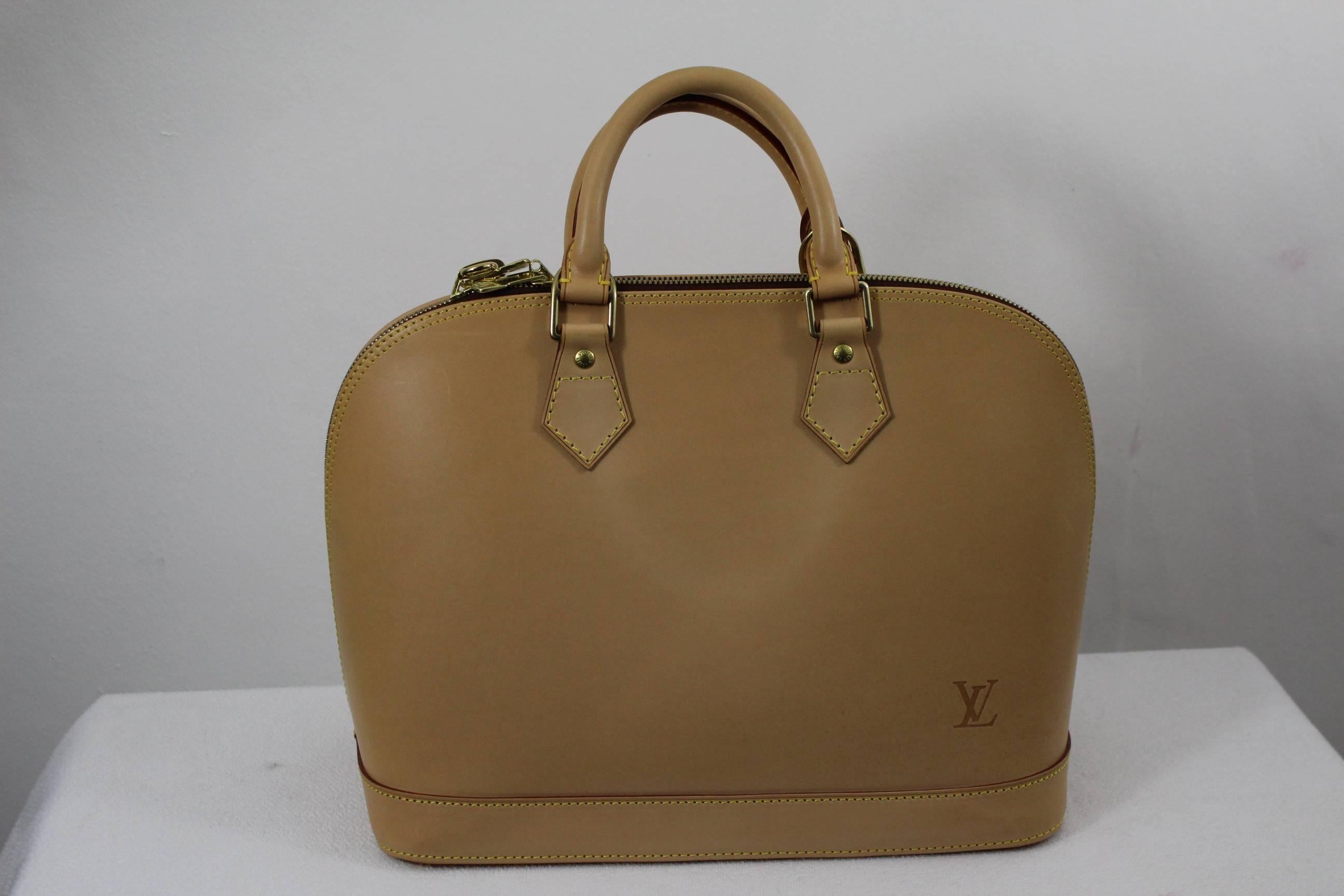 Alma Louis Vuitton Bag all in natural leather. In Excellent Condition In Paris, FR