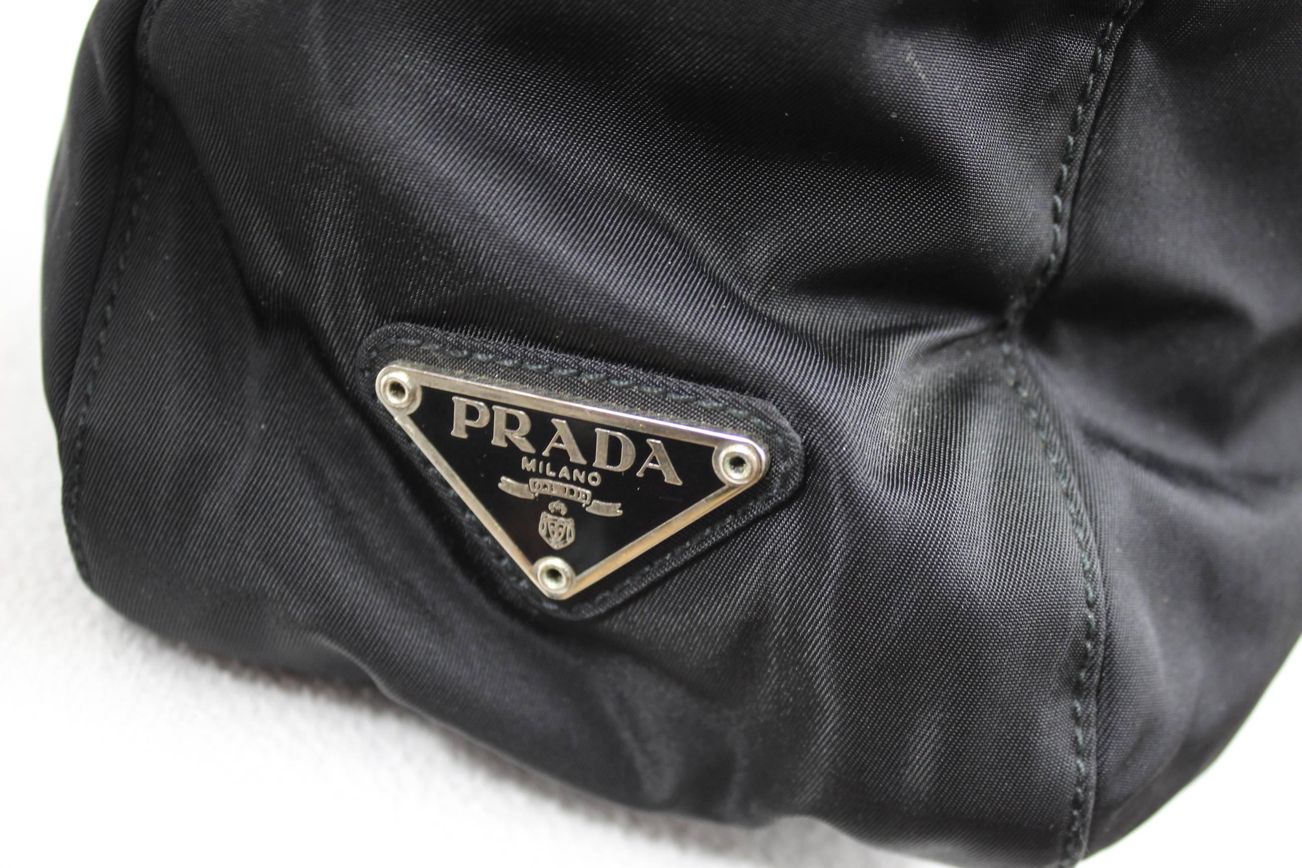 Really nice vintage Prada bag with plexi handle.

This bag was an icon of the brand.

Good condition, however is presents some signs light of use.

Size 33x31
