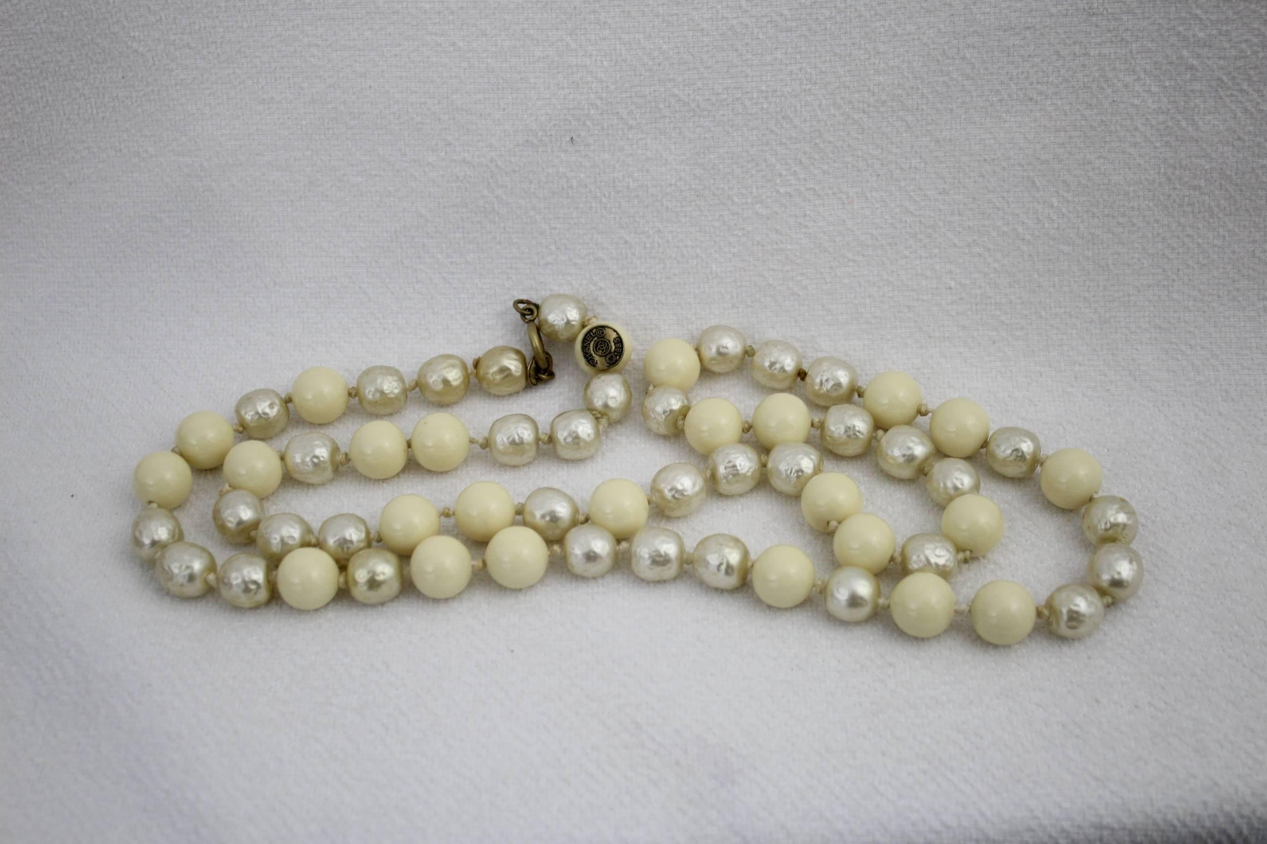 Really nice vintage Chanel necklace with 2 type of beads one like baroque pearls and the other in resine.

Good vintage condition, signs of wear.

Plate with brand in one of the pearls.

Lenght 37 inches