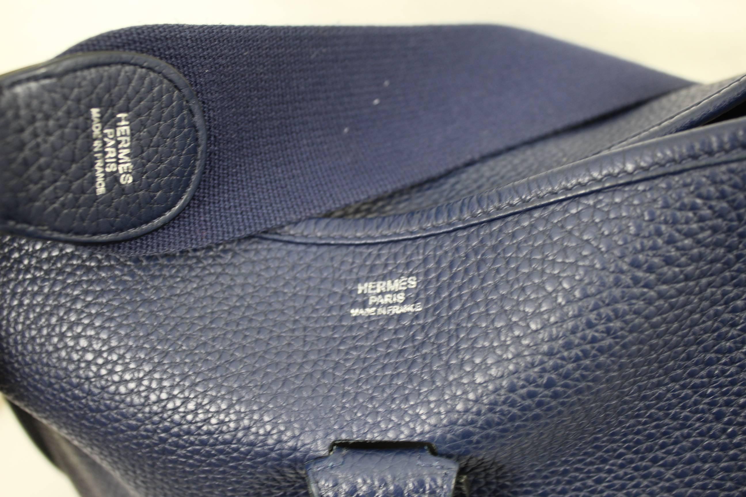 Really nice hermes Evelyne bluee leather Bag.

Sold with box
Q in a square so bag from 2013

Nice used condition, soome signs of wear. Inner lining with some small stains but as its dark they are quite discret

Size 2.5x 12.1