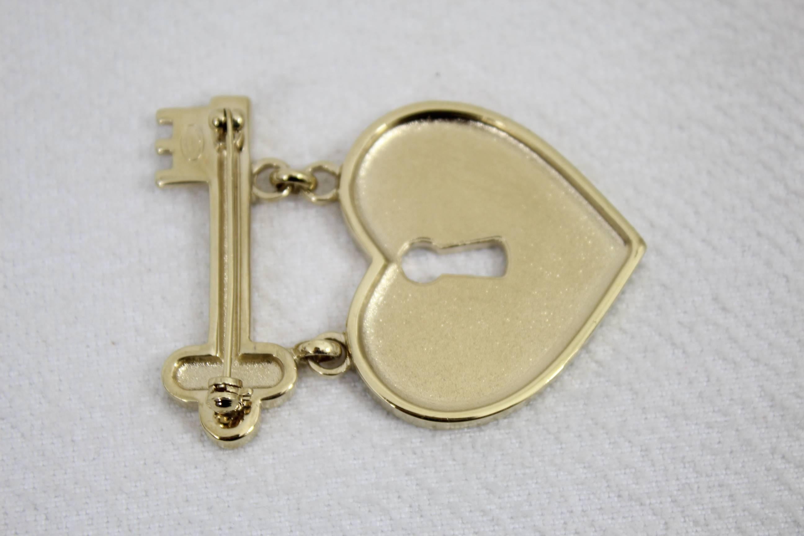 Really ncie and in excellent condition a Chanel brooche heart shaped with a key and a heart.

Size 2x1.5 inches