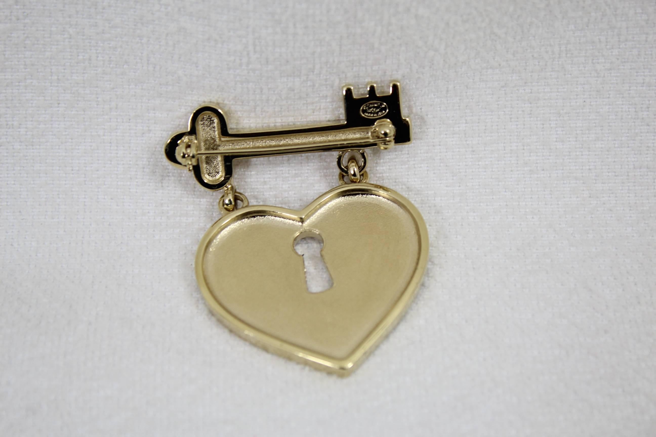 Chanel Lovely Heart and Key Brooch with pink stones.  In Excellent Condition In Paris, FR