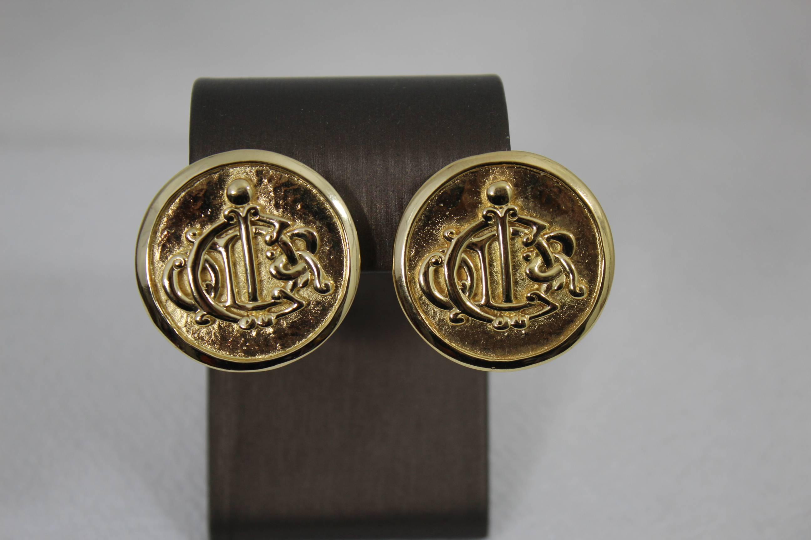 For sale a pair of really nice vintage Christian Dio maxi size earrings.

Really good condition for a vintage piece

Diameter 1.6 inches