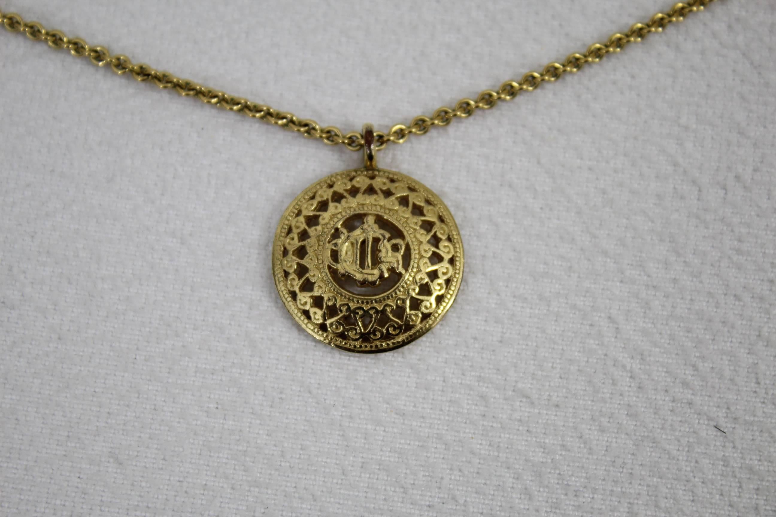 Really nice Christian Dior Gold plated Necklace with the logo of the fashion house.

good condition however it prresents some signs of wear

Small charm in the clasp

Size of the pendant: 1.1 inches
