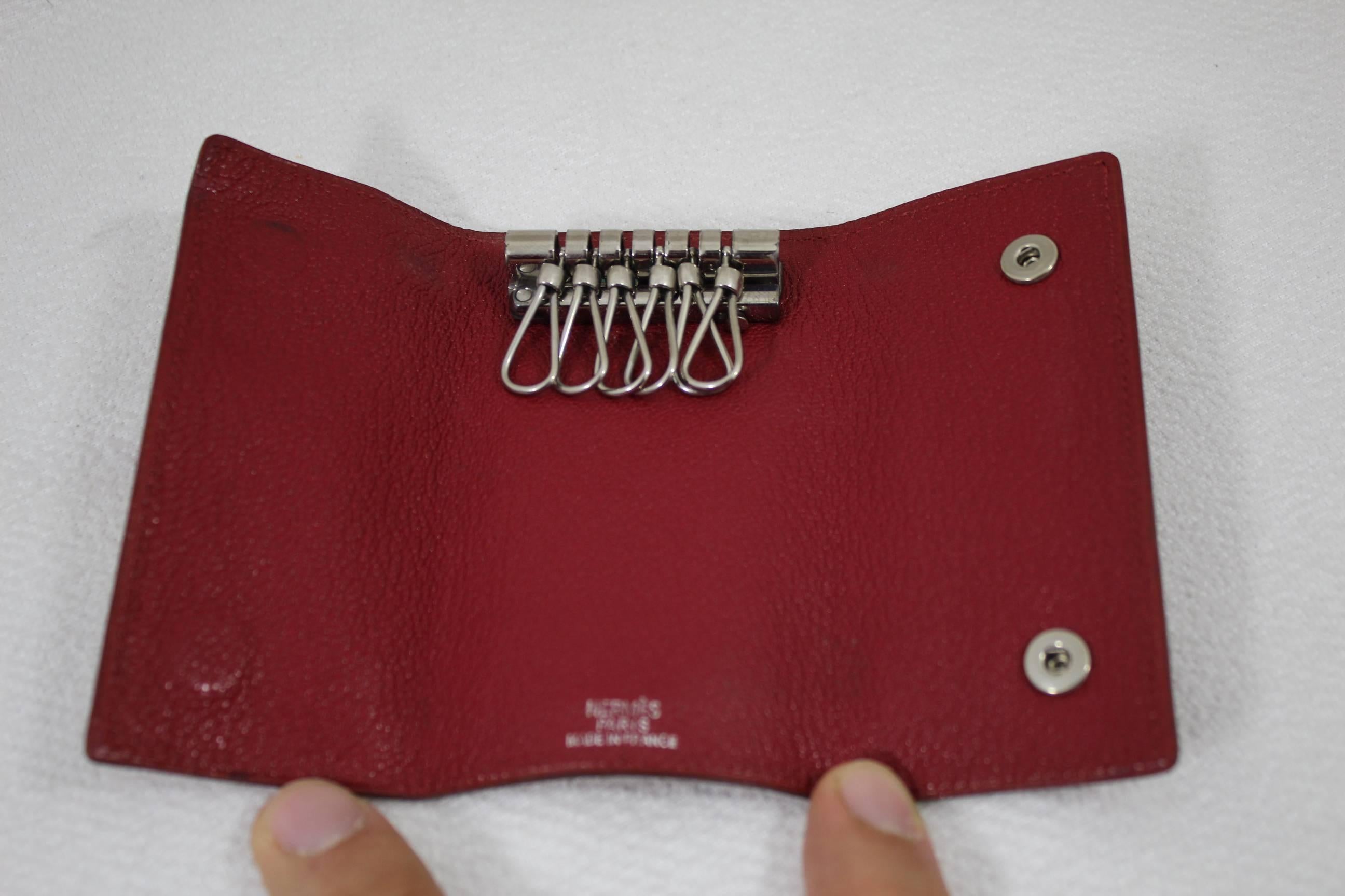 Really nice Hermes Keyholder in red Leather.

Some signs of wear but overall good used condition.



