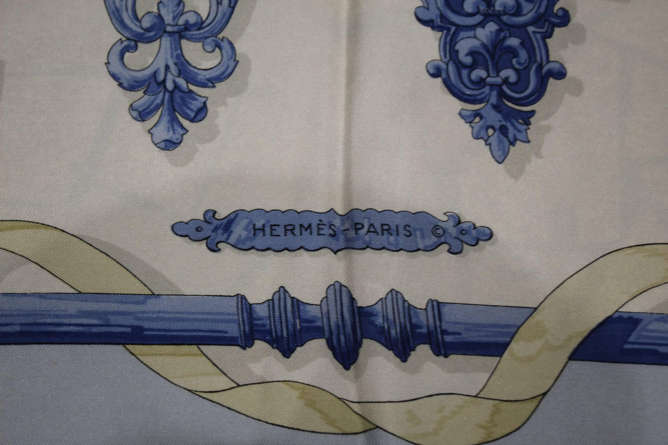 For sale a Vintage Hemes Silk Scarf 
Attention, the scarf prresents some stains in the borders.
Size 90x90


