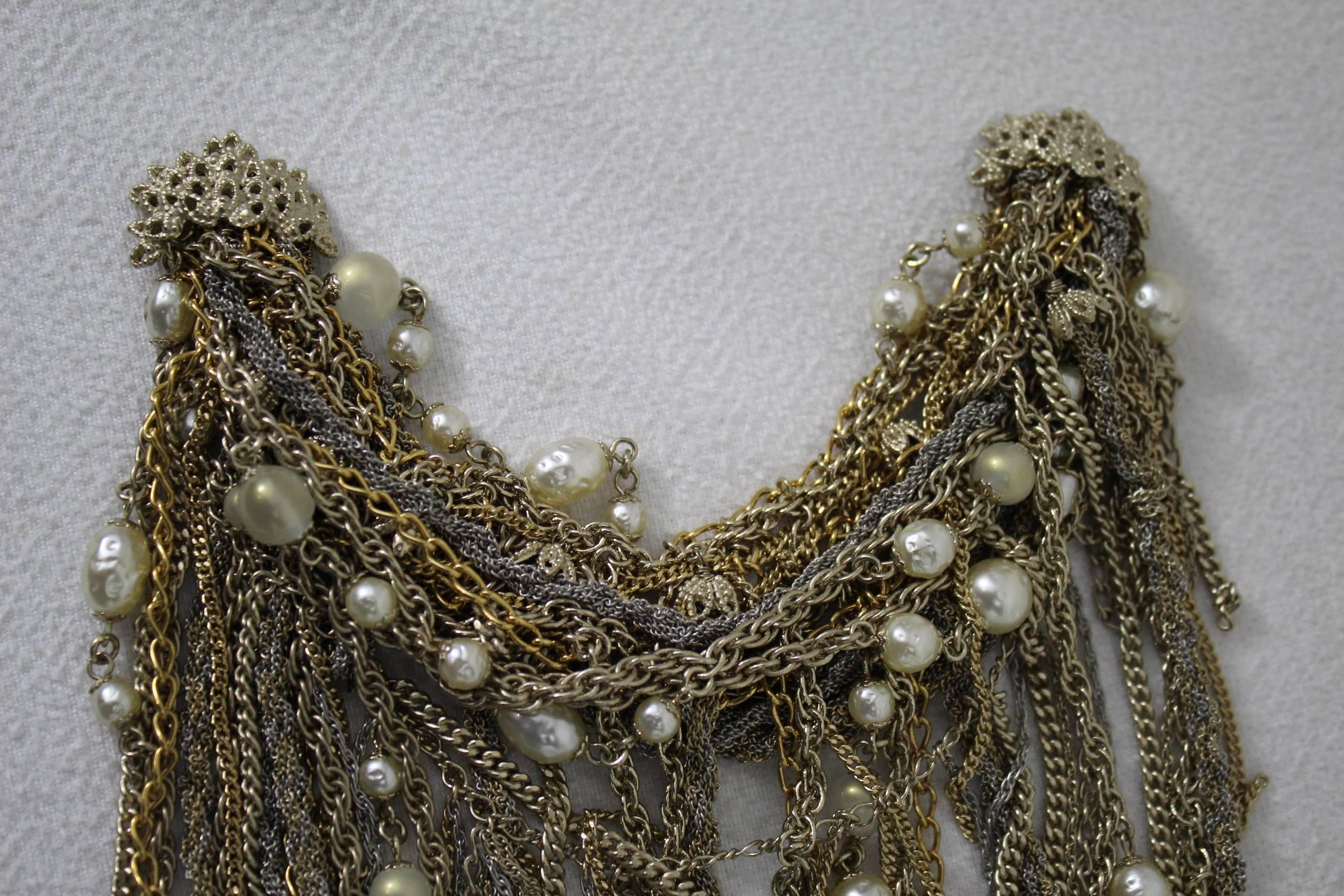 Really nice Golden Chanel Maxi brocche ( it is suspended by 3 safety pins) Representing a necklace or a collar for a shirt.

excellent condition, used just for an internal Chanel show.

No plaque in the back

Hold by 33 safety pins