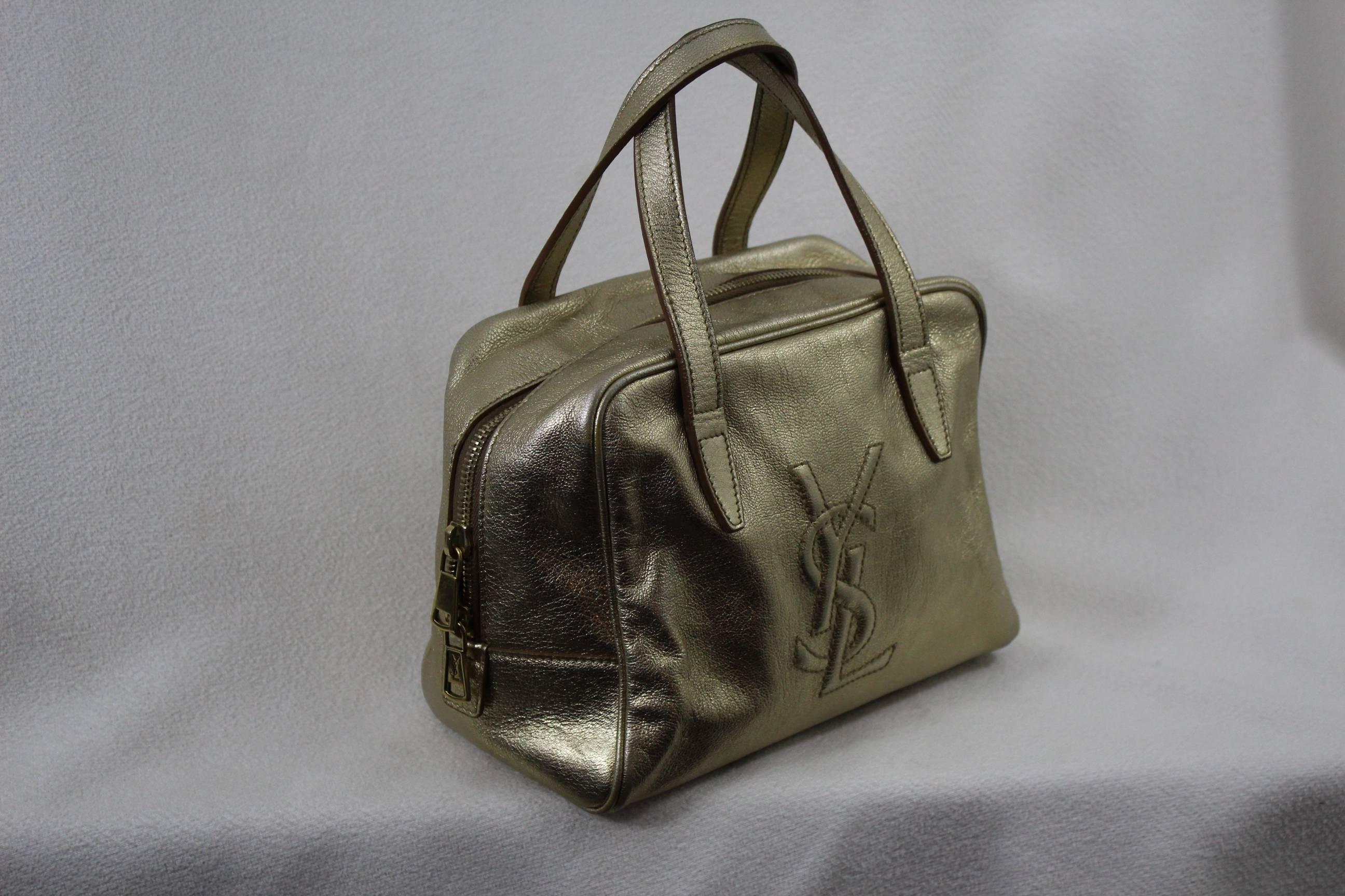 Really cute Yves Saint Laurent handbag.

Good condition for a vintage piece

Closing by zip with the logo of the fashion house

Interioer really clean

Size 8x6 inches