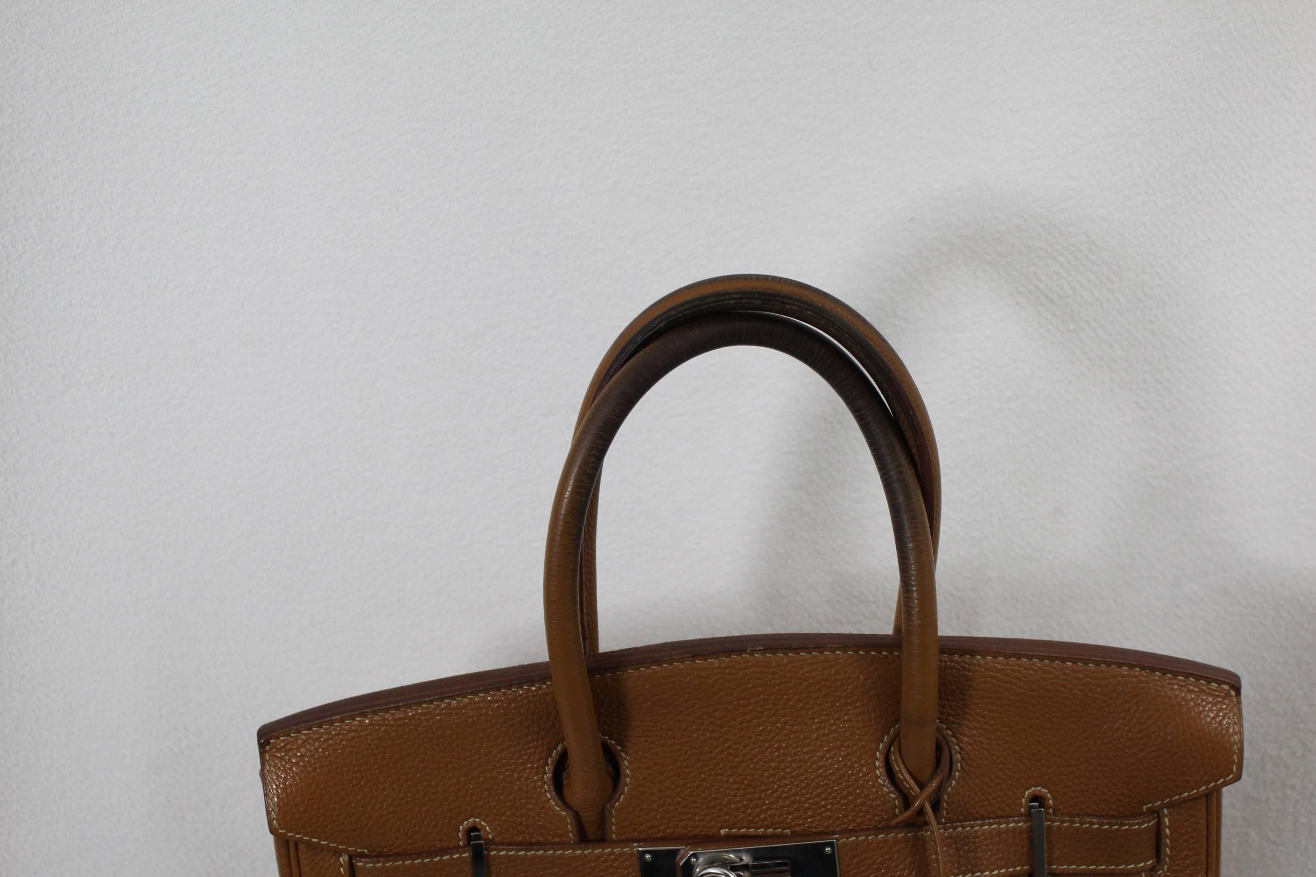 Nice Hermes Birkin 30 bag in gold leather and siver hardware.

Bag in fait condition cause the corners are damaged ( see images) so the prrice take this into account and it can be brought to the Hermes Spa to get it as new

haandles prresents also
