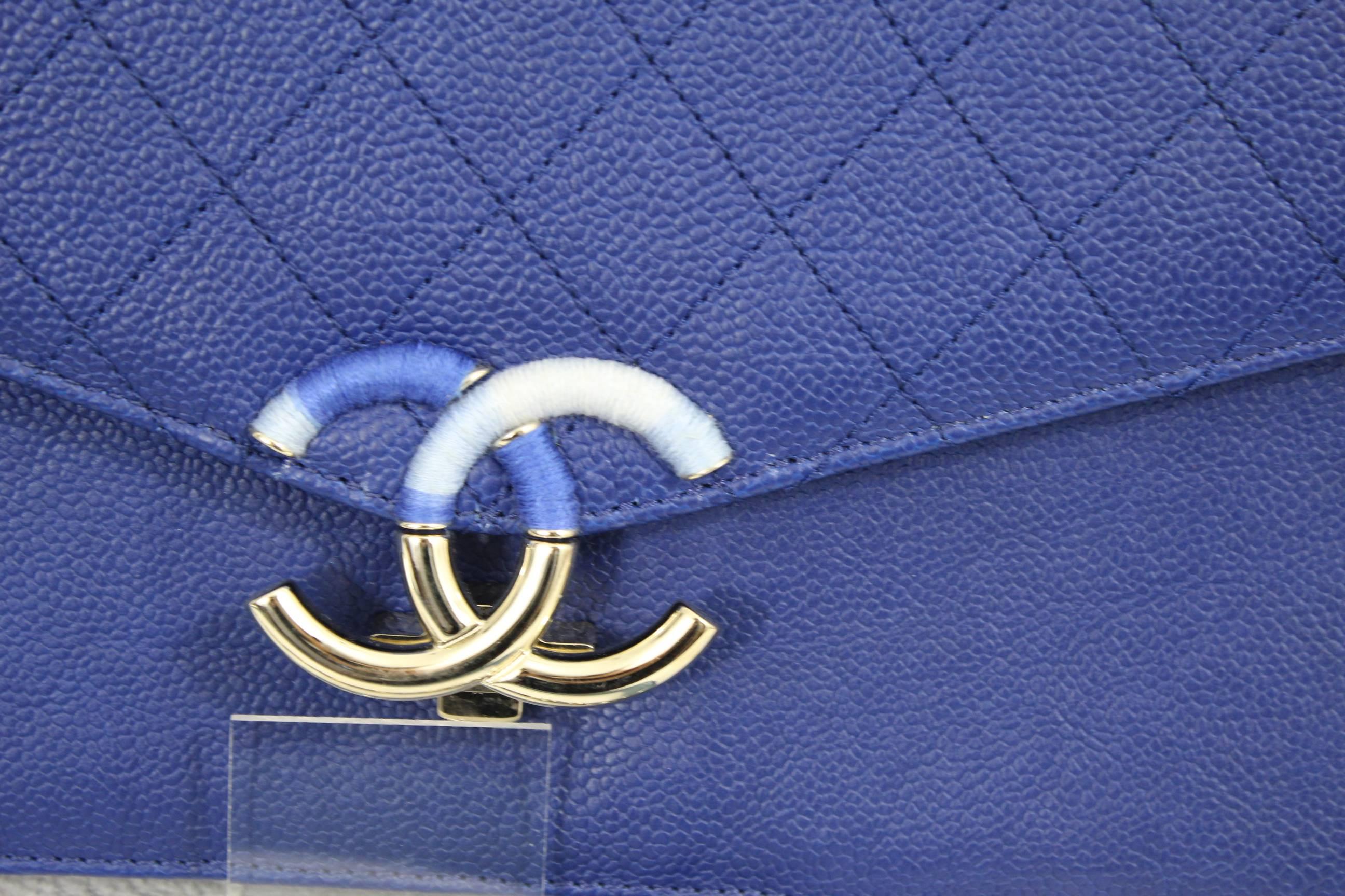 Awesome and unique Chanel Shoulder Bga in blue grained leather.

This bag is a pototype made for Chanel presentation ( see label inside) so unique piece.

Chain in blue leathe rin different tonalities of blue

Size 28x19 centimeters