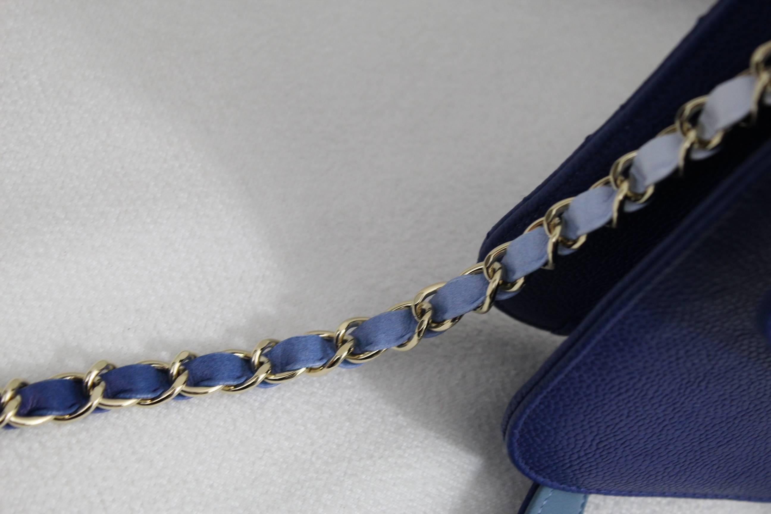 Chanel 2018  Blue grained Caviar leather Shoulder Bag In Excellent Condition In Paris, FR