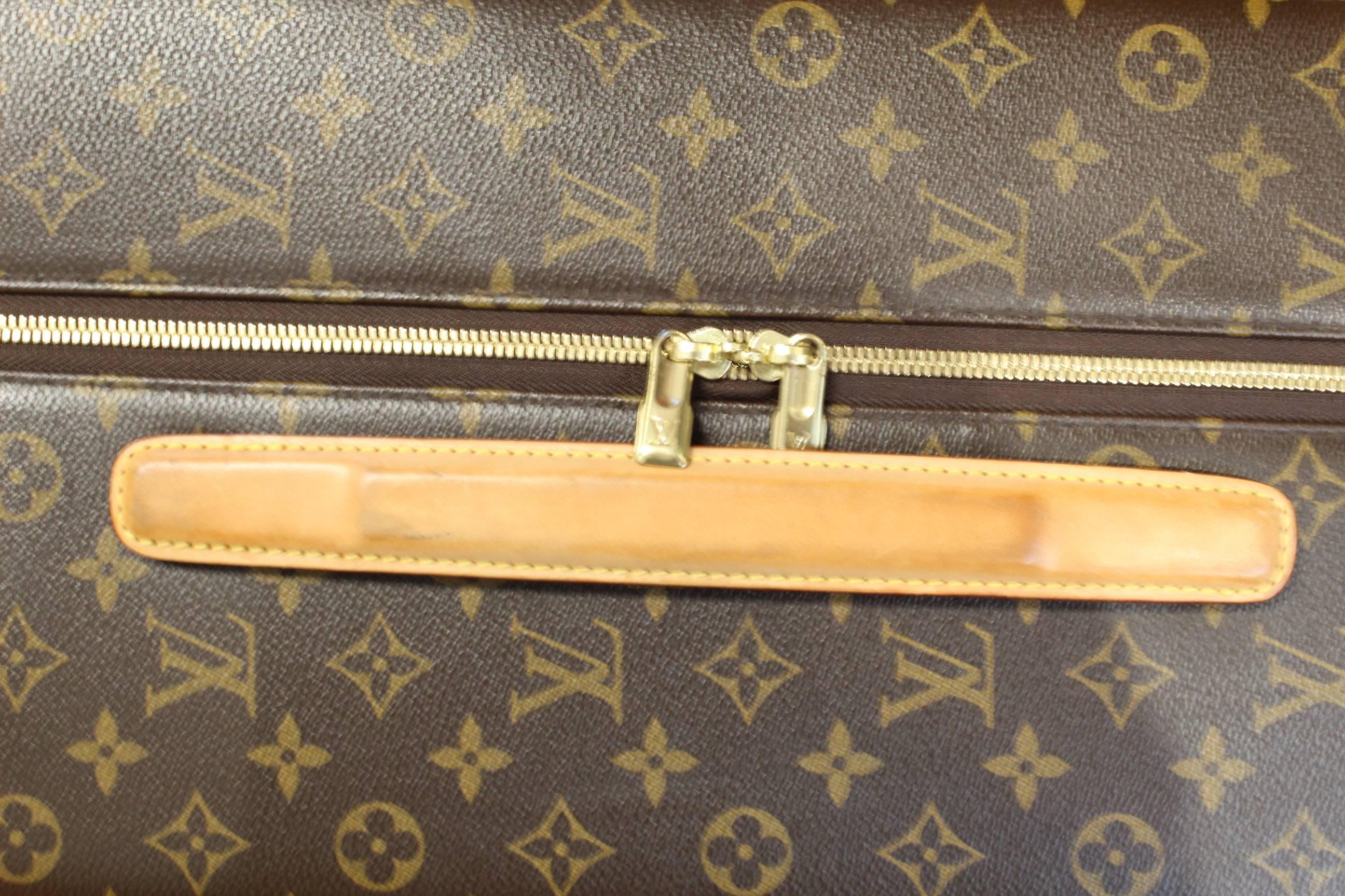 Louis Vuitton Zephyr 70 Suitcase. Really good condition. Wiith Protective Bag In Excellent Condition In Paris, FR