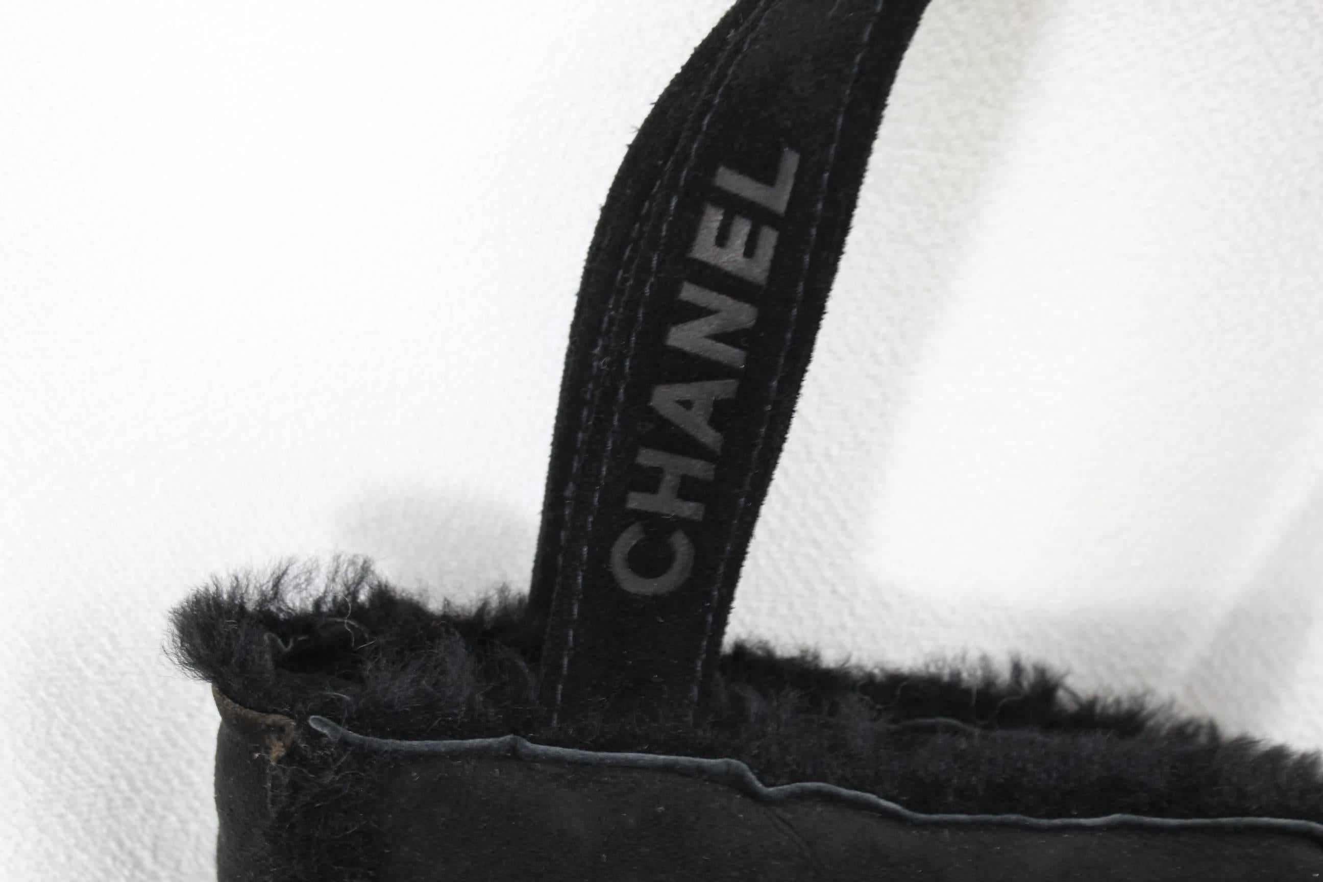 Really nice Chanel Bag in Leather and fur with handles signes Chanel.

Good condition.

Size 9*8 cm