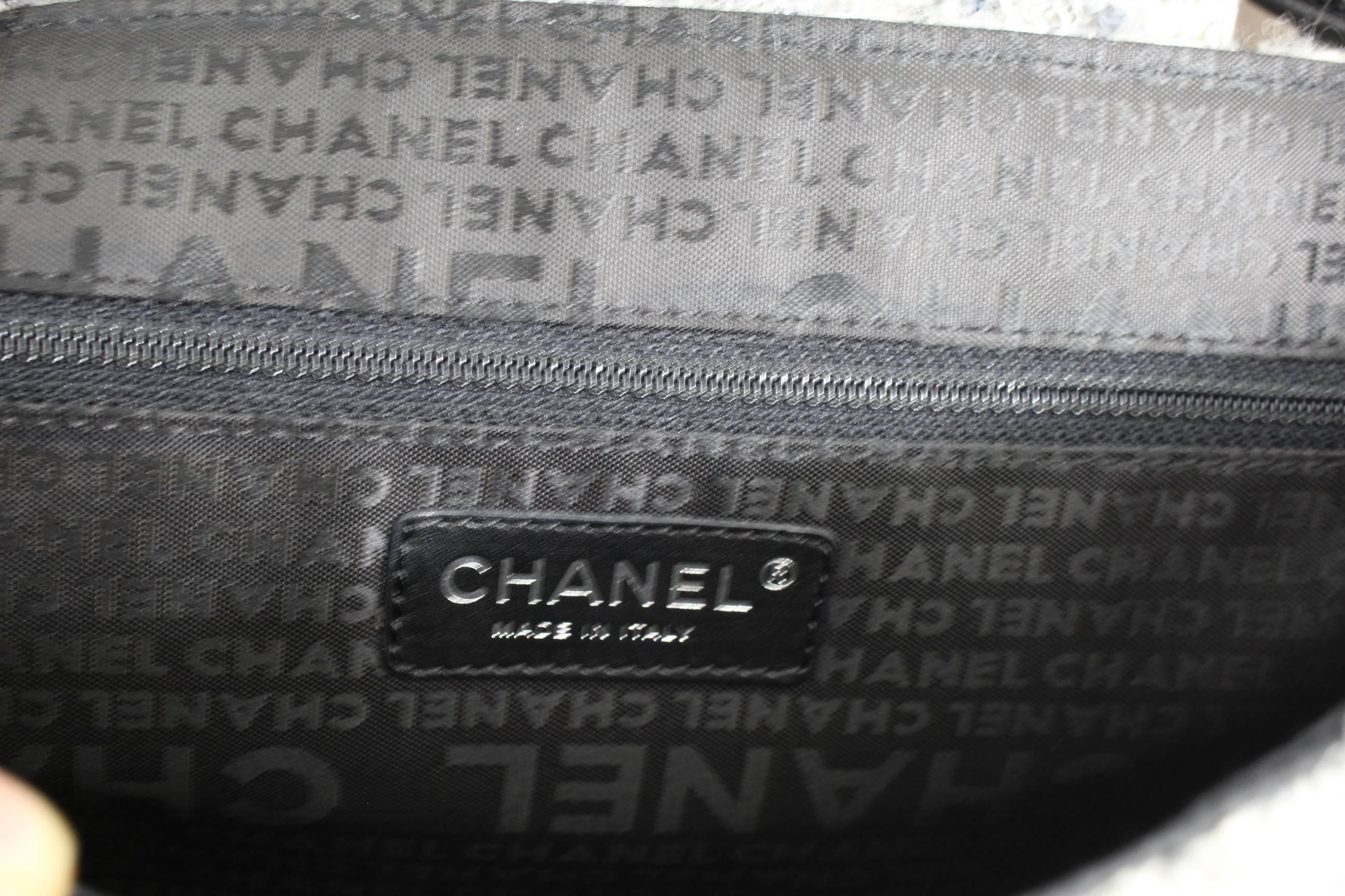 Chanel Tweed Camelia Messenger Bag. Seen in 2005 Catwalk Look 21 In Excellent Condition In Paris, FR
