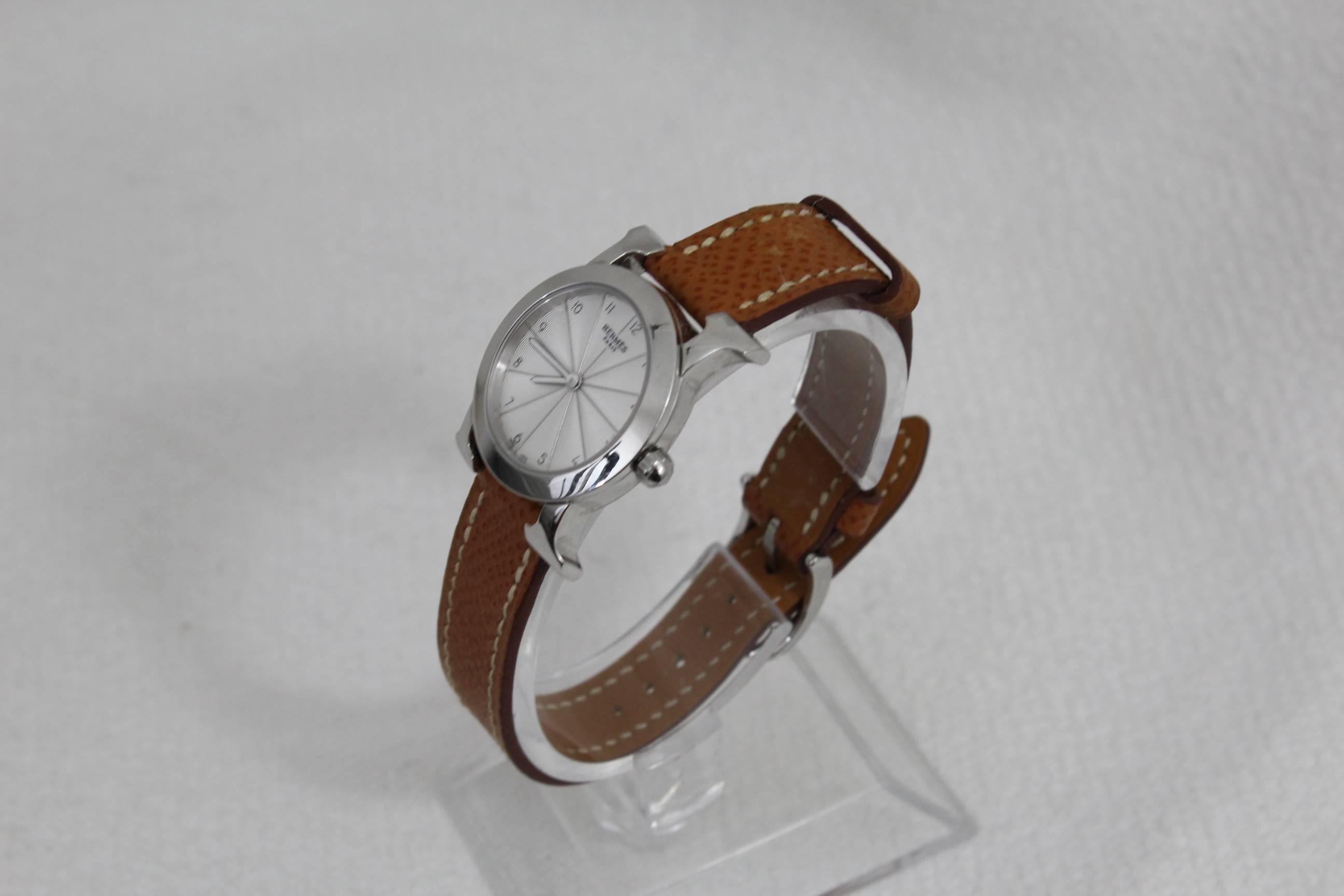 Hermes Stainless Steel Hermes heure H Female watch with Gold leather band.

Watch used but in really good condition, just some small sign of use in the band.

Excellent working condition.

Bracelet with a m in a square so from 2009