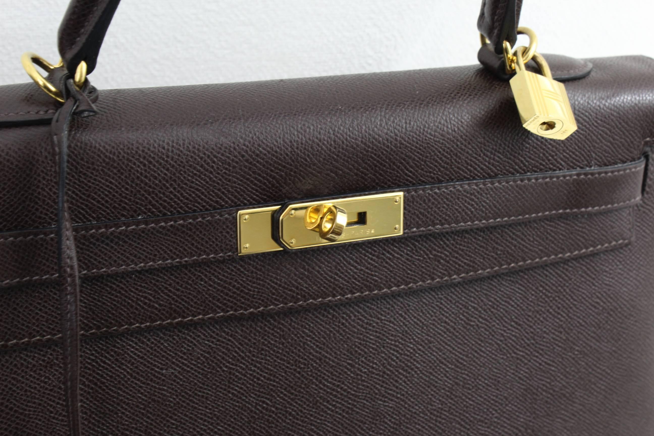 Really nice Hermes Kelly 36 Bag in Dak Brown Epson Leather.

Comes with shoulder strap, key, clochette.

Good condition but the bag has been used and it has some light marks on corners and leather. Hard to make a photo as the bag is really dark but