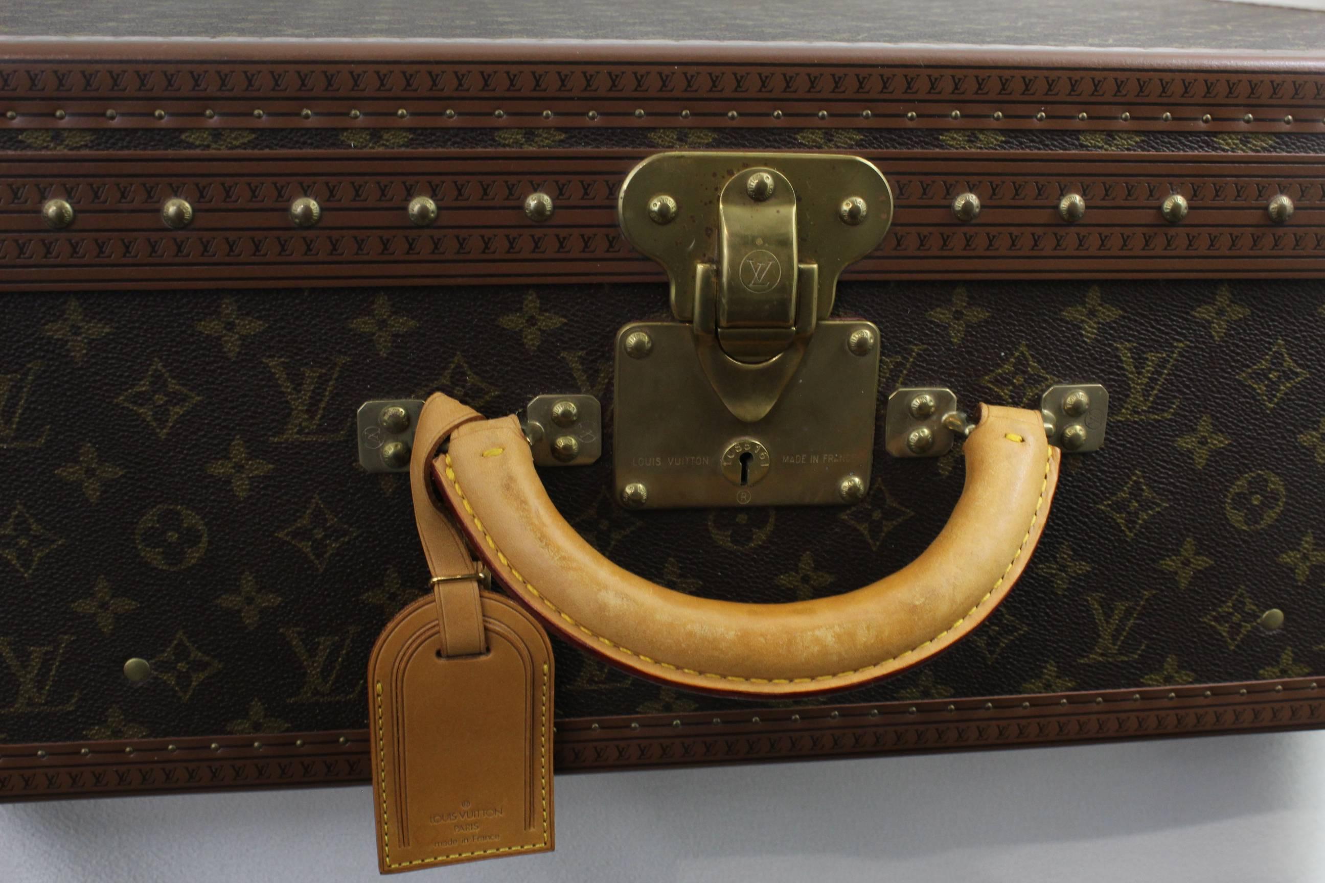 Nice Vintage Louis Vuitton Alzer Trunk in monogram canvas.

Good condition some signs of use

Sold with keys and internal tray