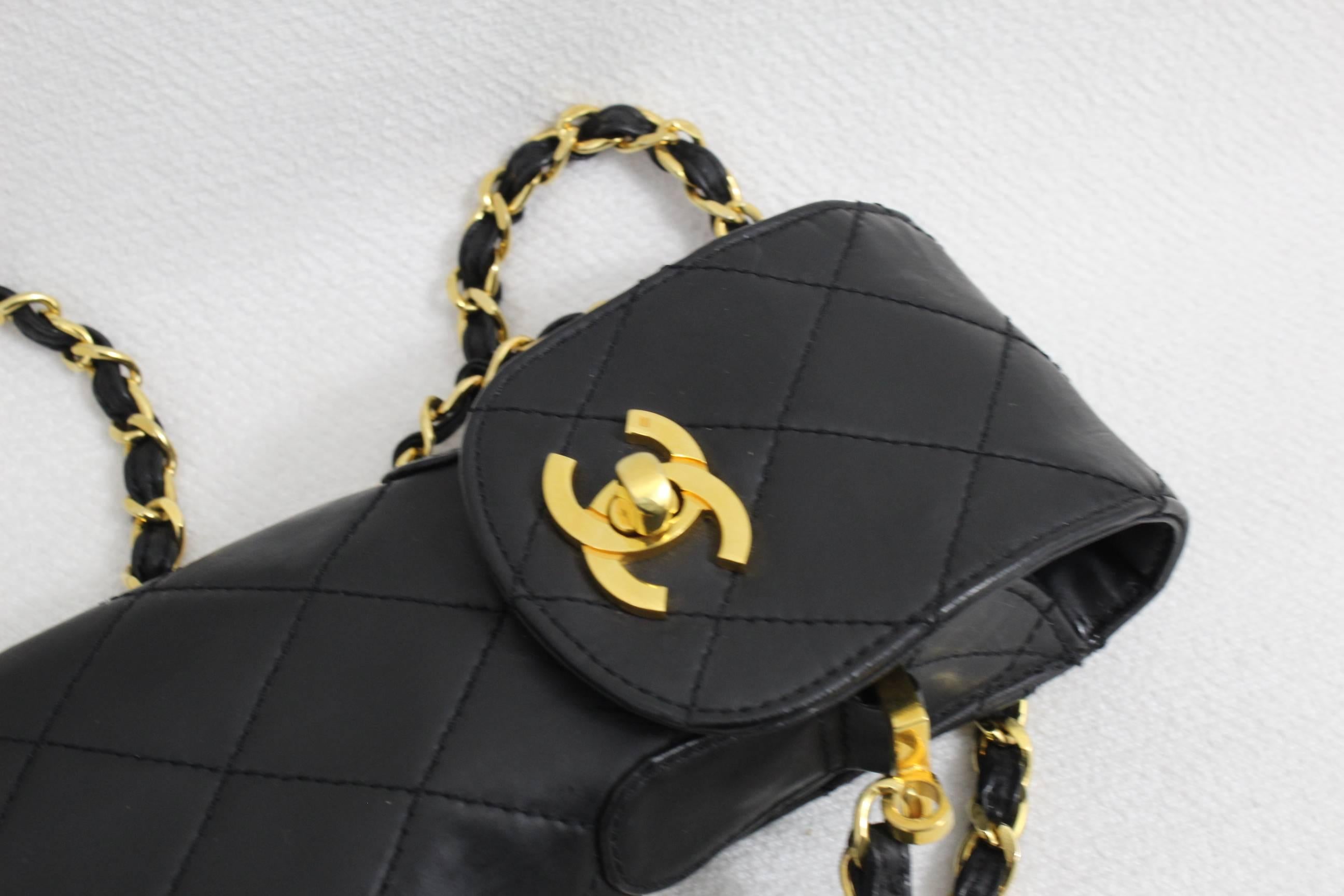 Really ncie Chanel Umbrella Bag form the 90's with goolden hardware.

good condition some ssmall signs of use in body and hardware

Total lenght 17 inches